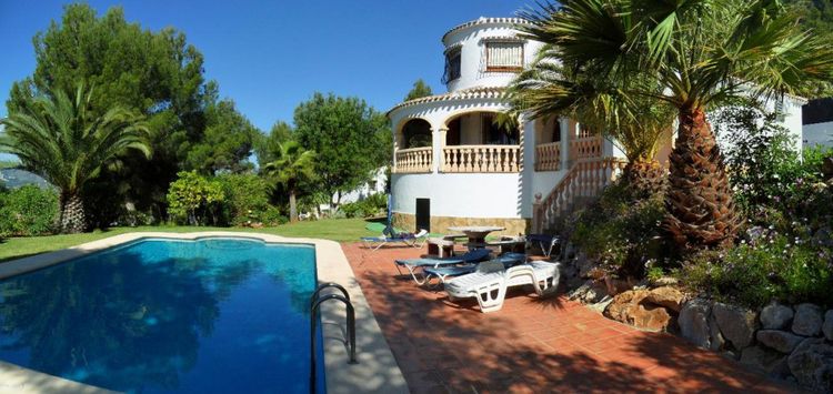 An interview with Konrad who owns a villa in Javea, Spain