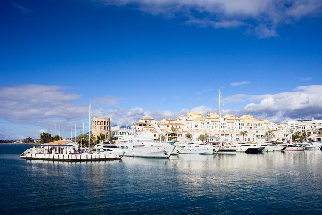 Apartments and town houses in Puerto Banús