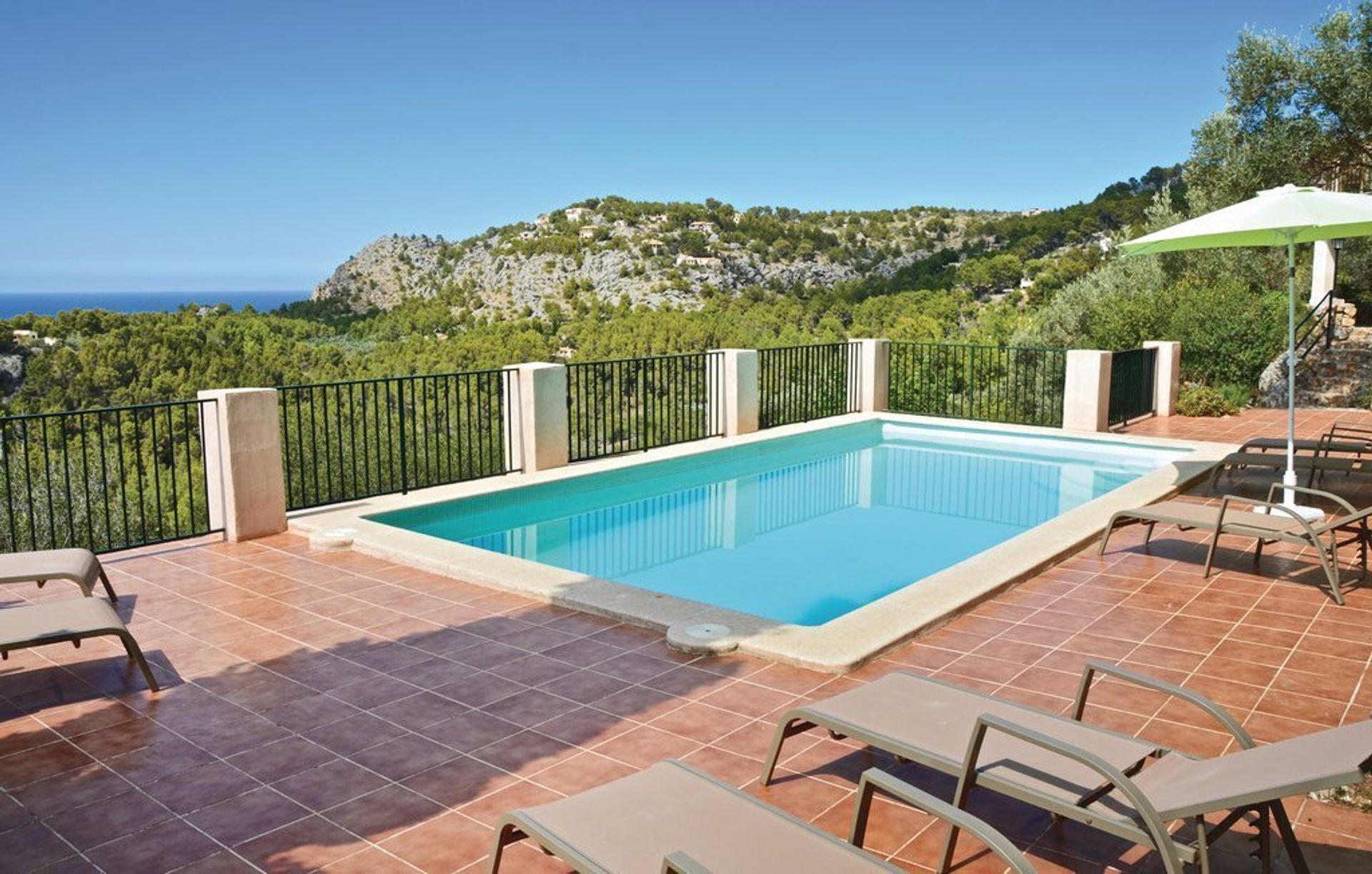 Four bedroom villa in Sóller with private pool. Stunning views!