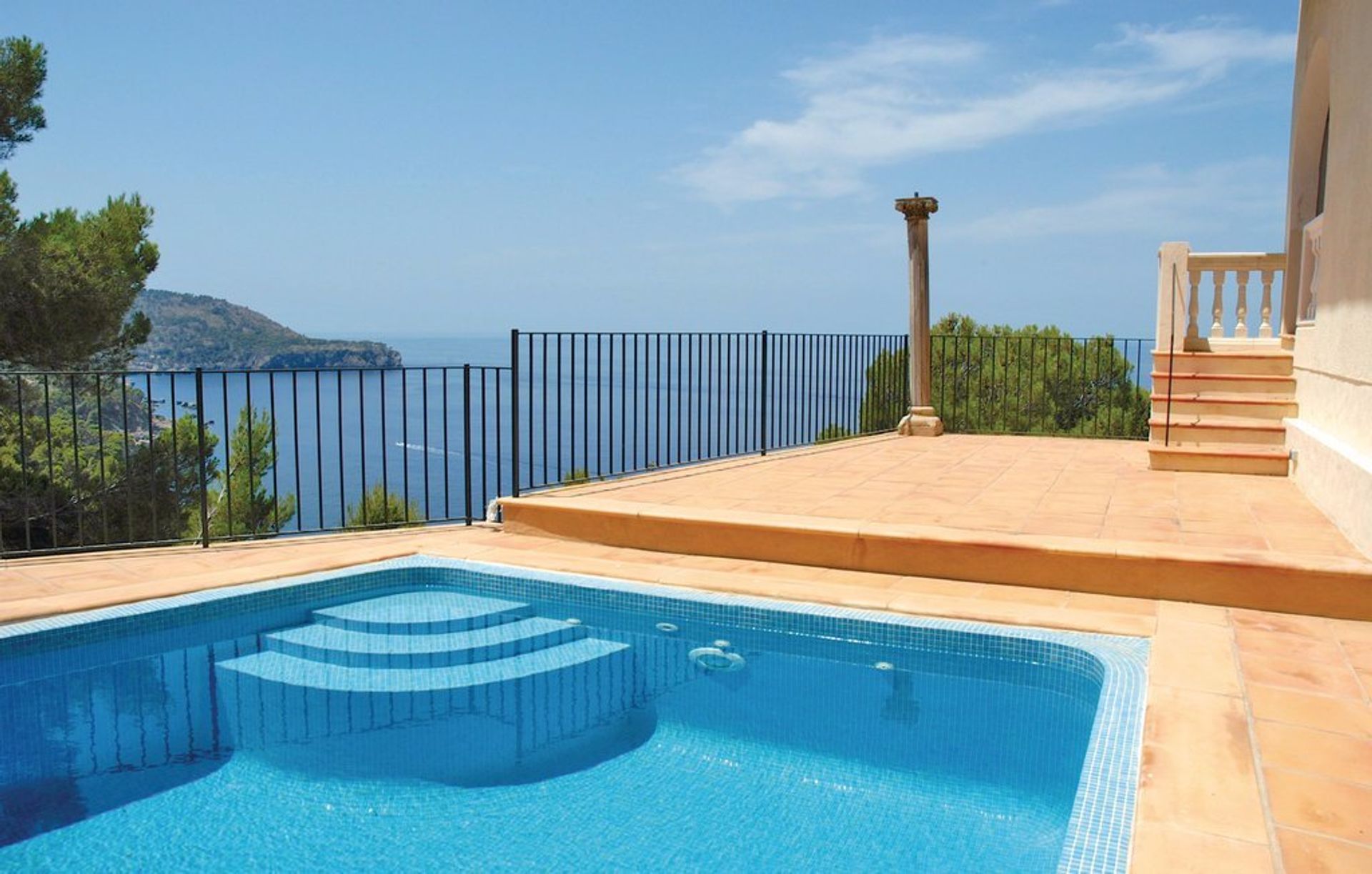 Four bedroom villa in Sóller with own pool. Panoramic sea views!