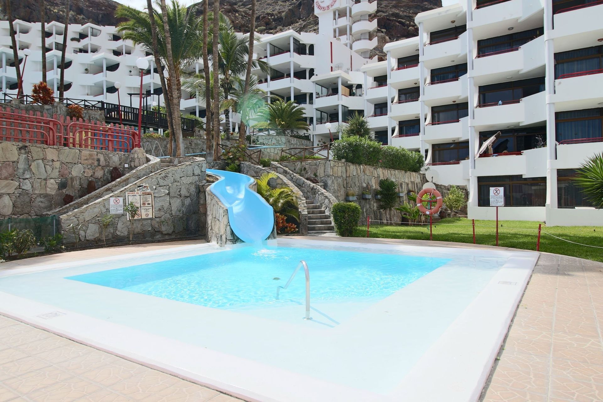 A luxury beach apartment near Platero on the southwestern coast. Sleeps 3, with a garden and shared pool.