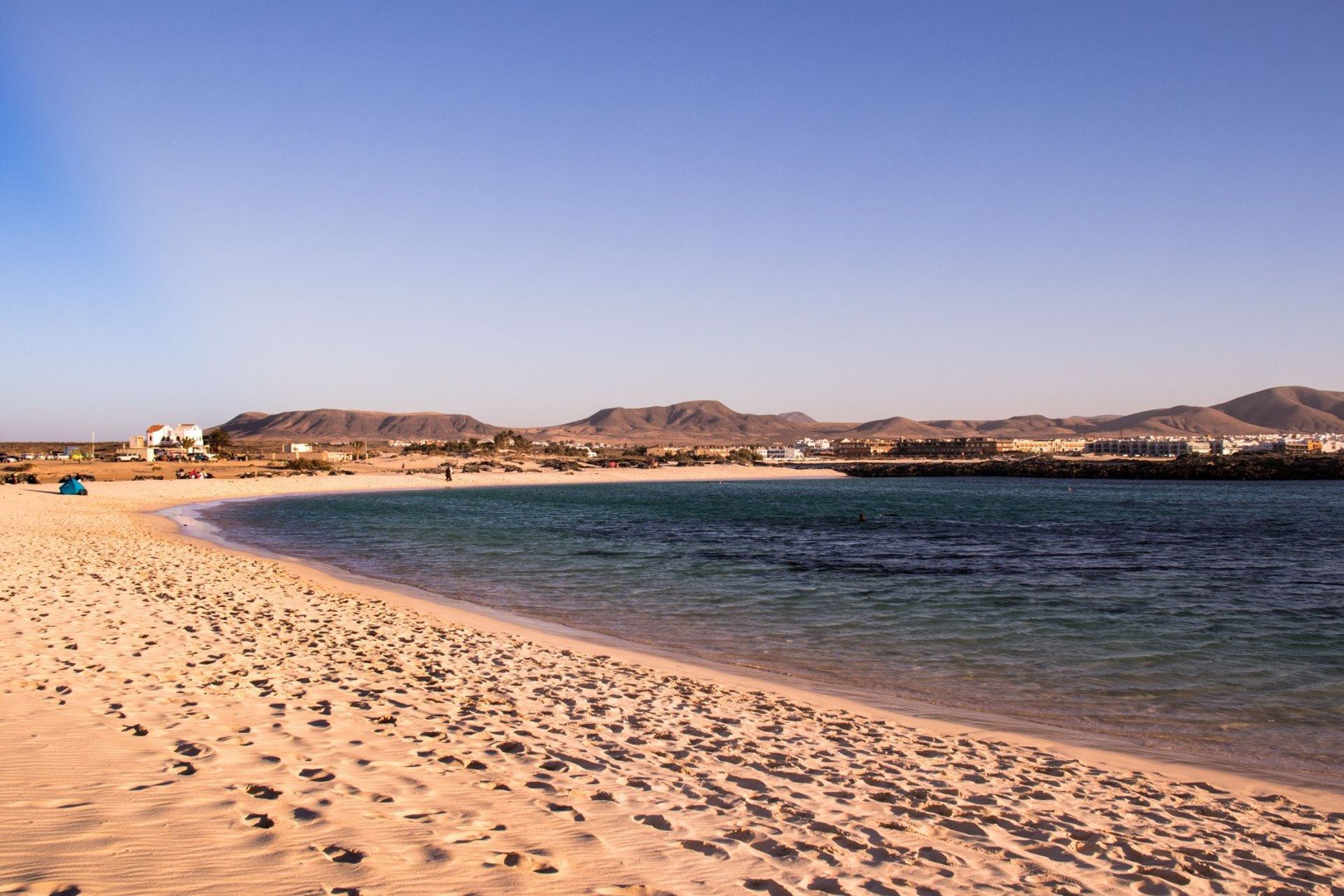 La Concha beach in El Cotillo with its turquoise waters and mountain backdrop