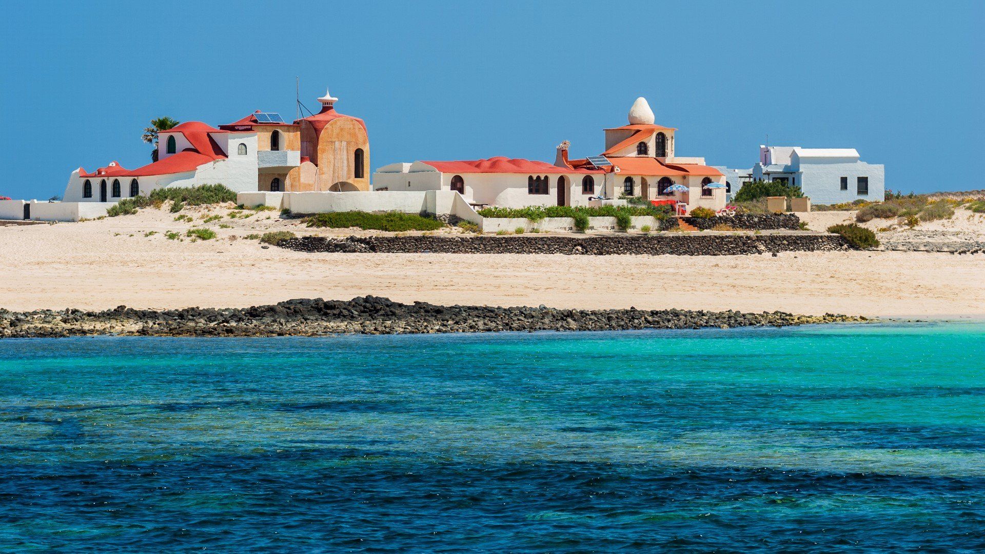 Castillo del Tostón beach, one of the many stunning beaches of El Cotillo resort in La Oliva district