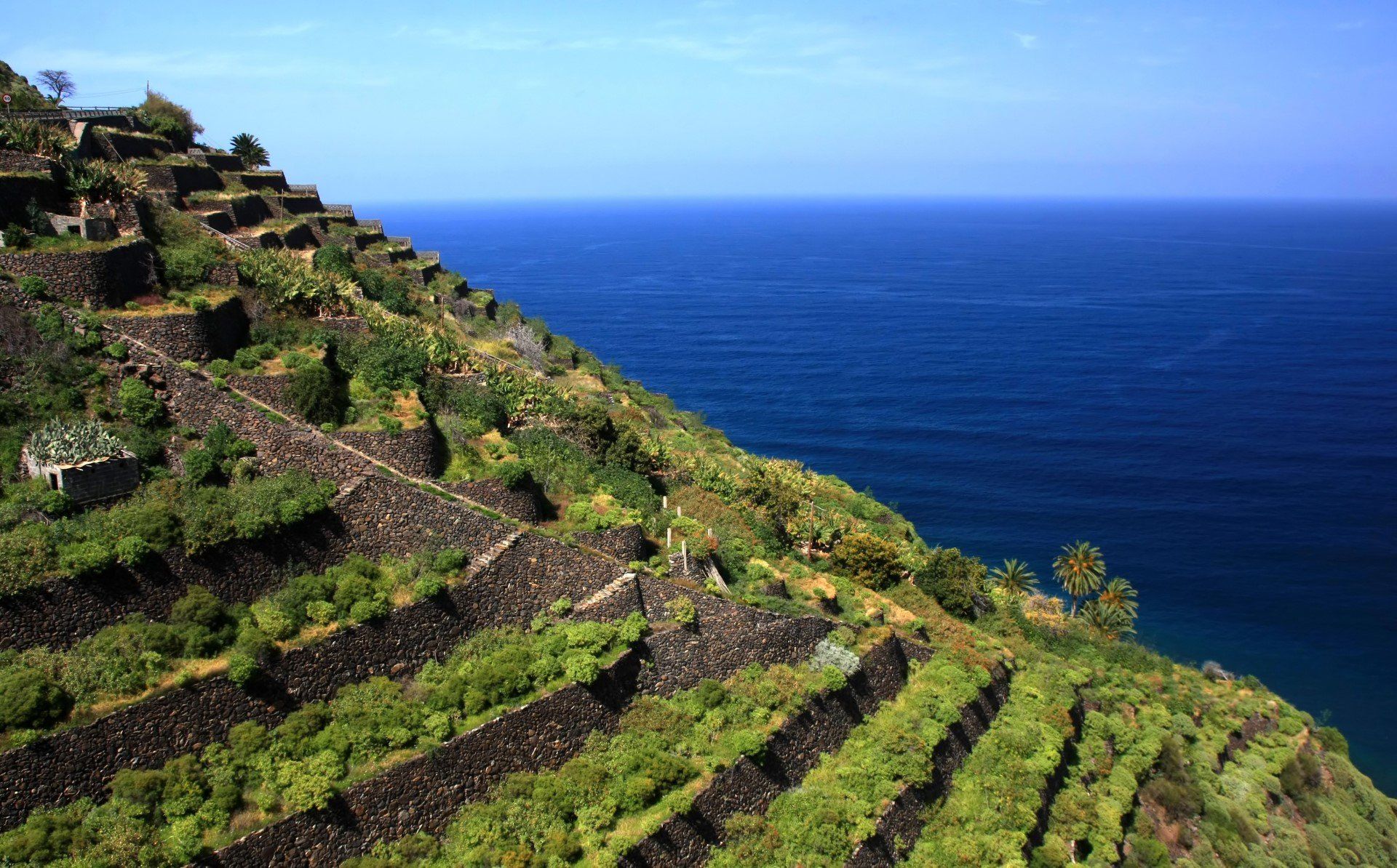 The breathtaking La Gomera landscape and its scenic hiking routes