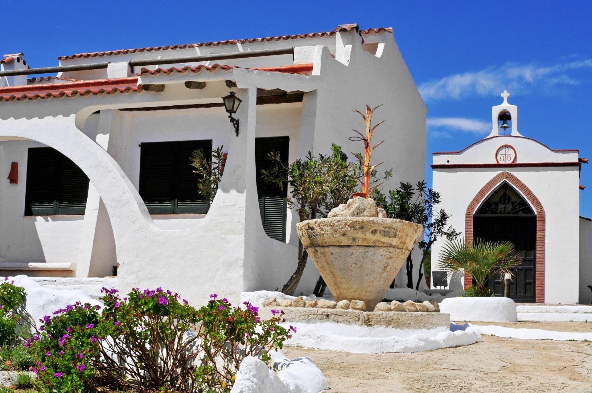 Traditional whitewashed architecture, Vandellos