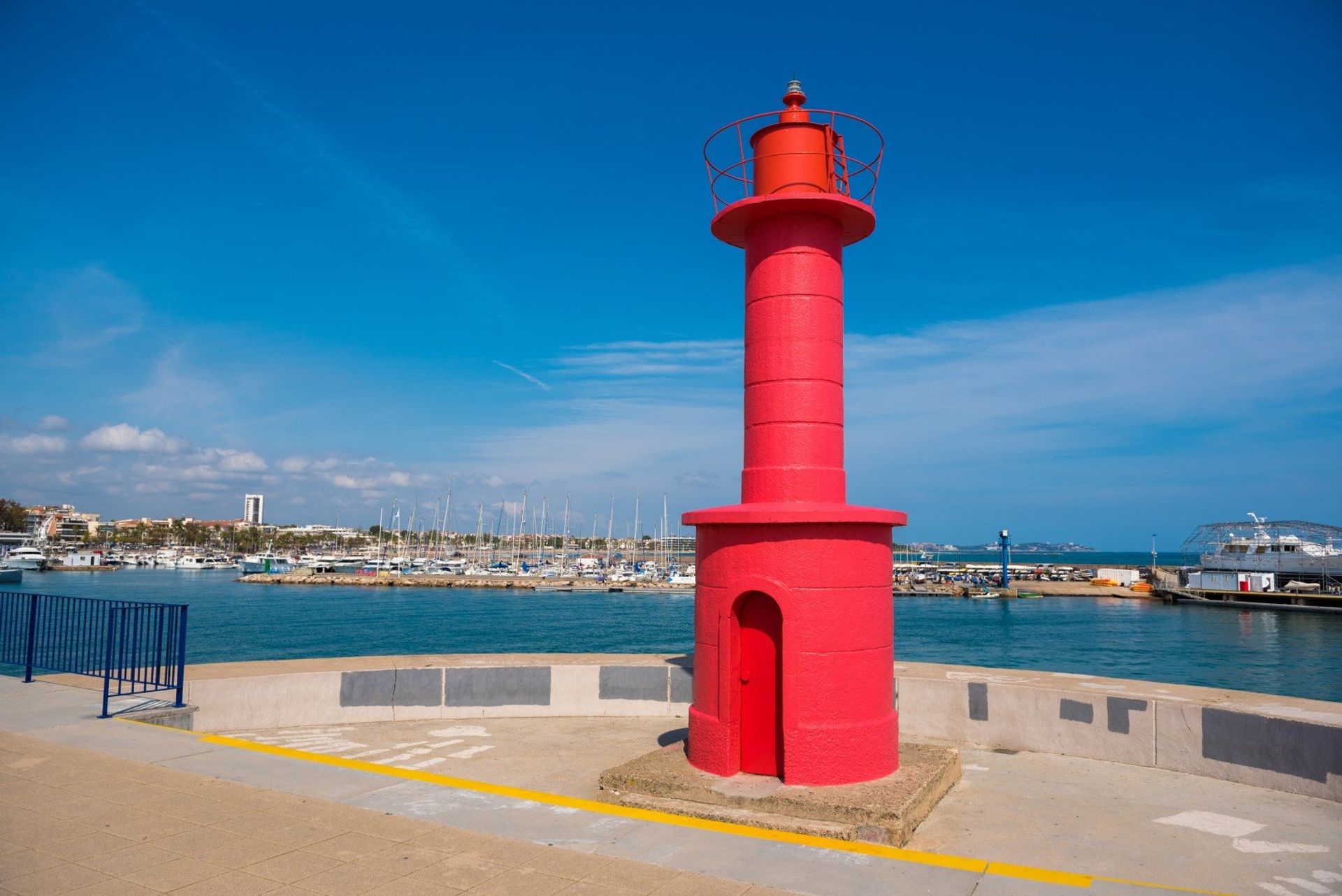 A symbol of the village, Cambril's lighthouse Far Vermell, at the end of the wharf