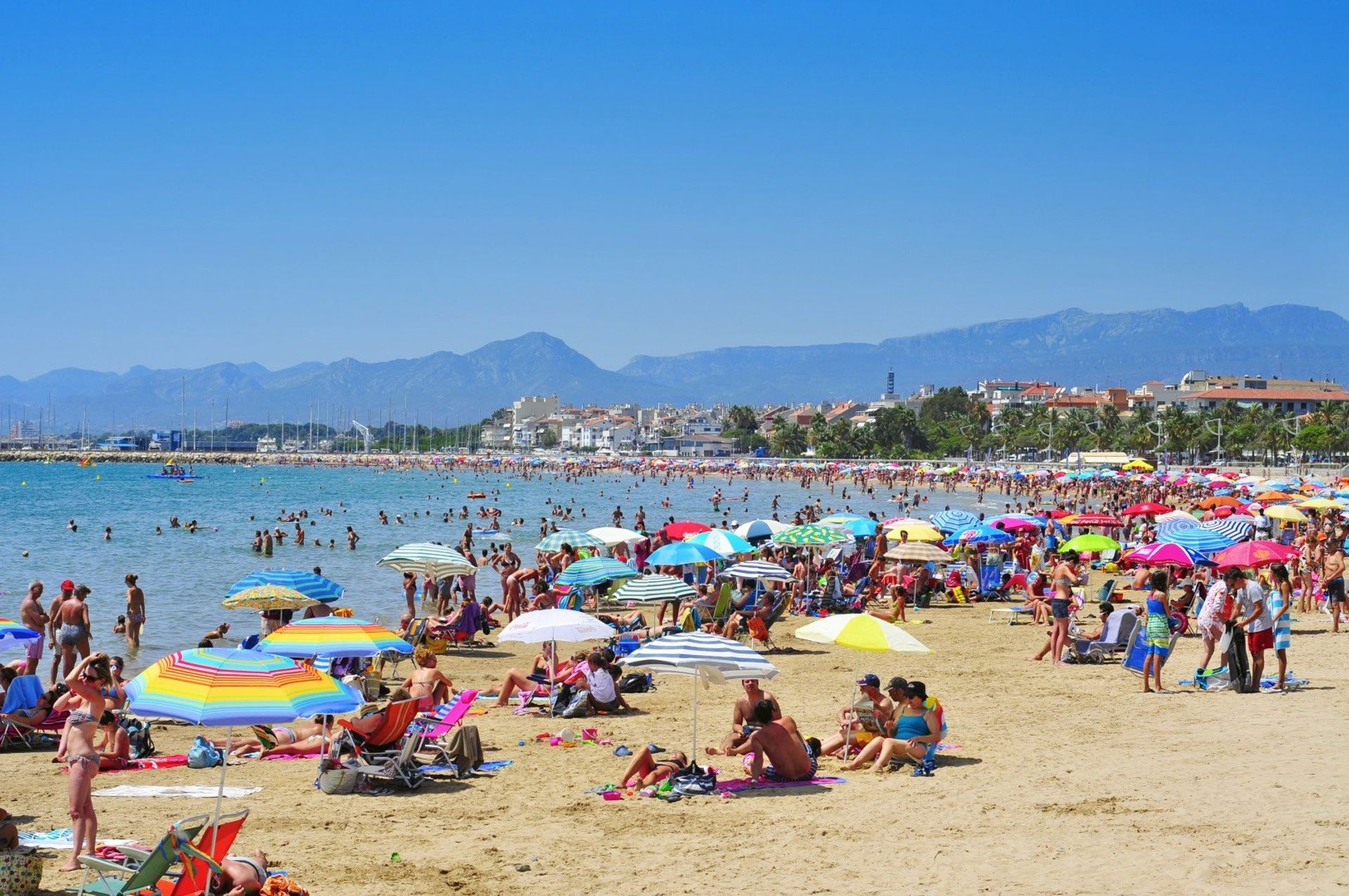 Prat d'En Fores beach in north Cambril's port