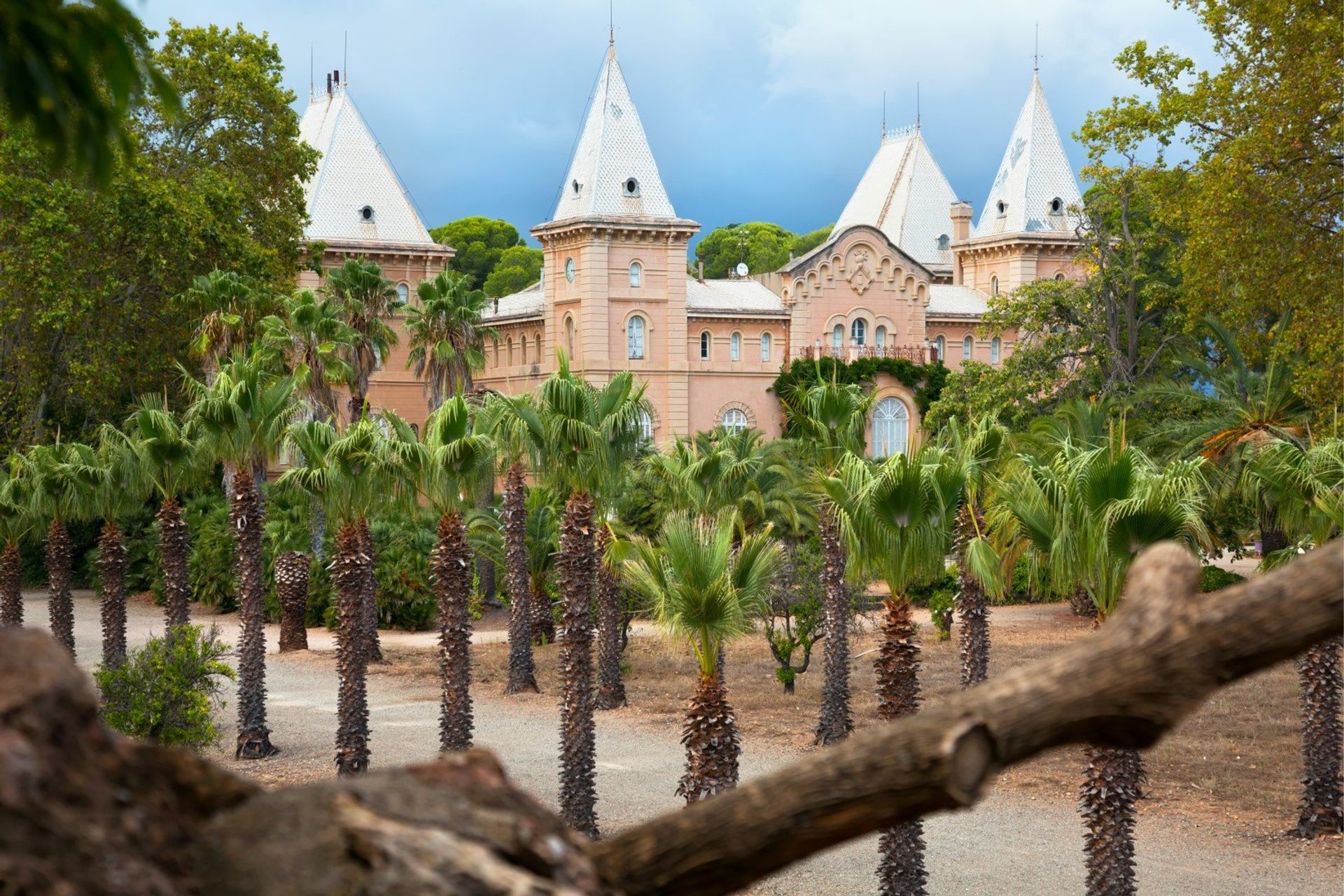 The beautiful pavillion and Mediterranean garden of Sama Park, located between Cambrils and Montbrió del Camp