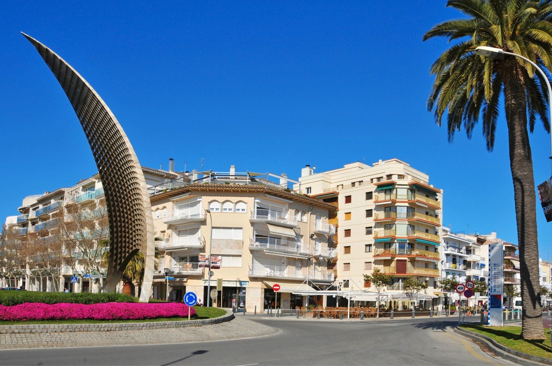 Cambrils promenade and Tot Vela sail sculpture at the entrance to the port harbour