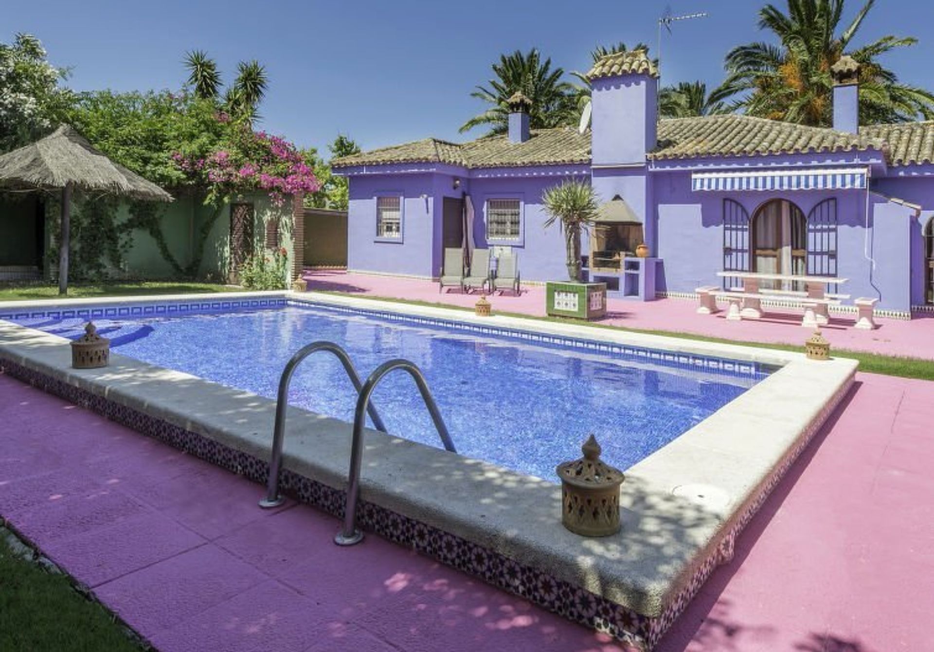 Colourful beach villa with 4 bedrooms and a private pool some 15 km south of Cadiz, near a golf course