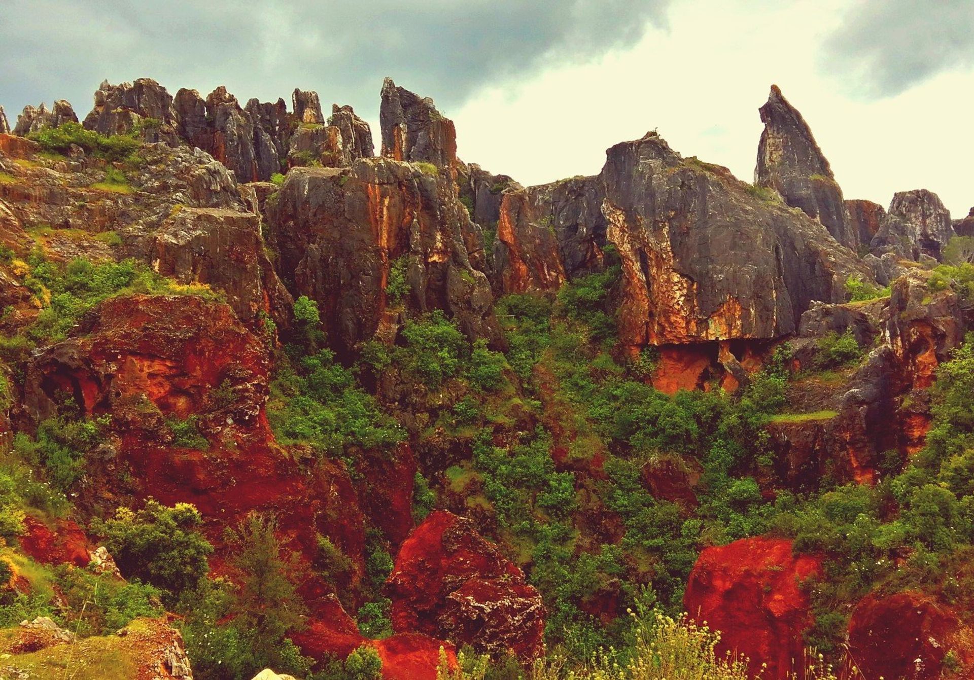 The rocky landscape of Cerro del Hierro blends perfectly with September's autumn leaves