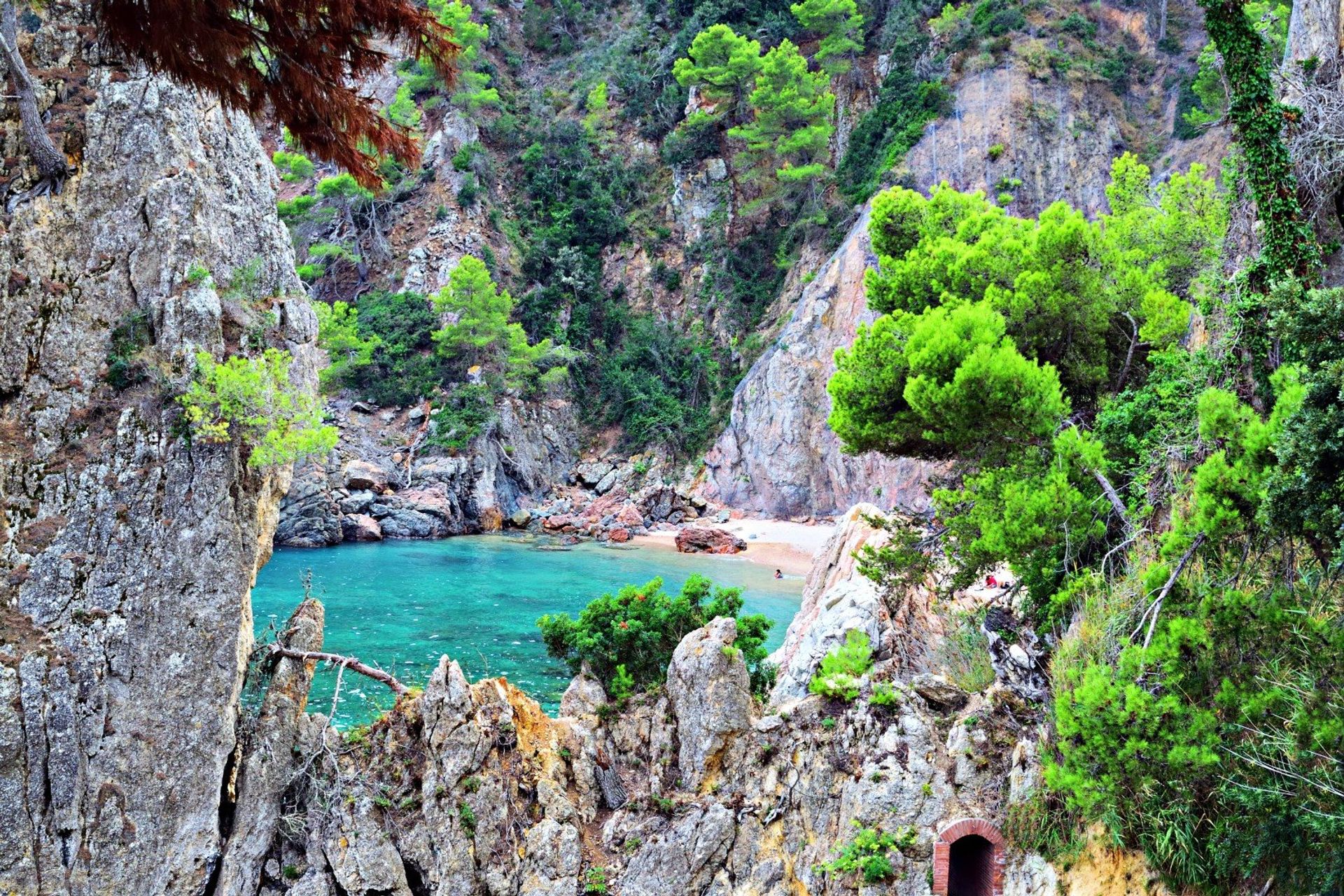 This hidden beach is a secret paradise! Cala el Golfet, just 1.5km away from Calella de Palafrugell