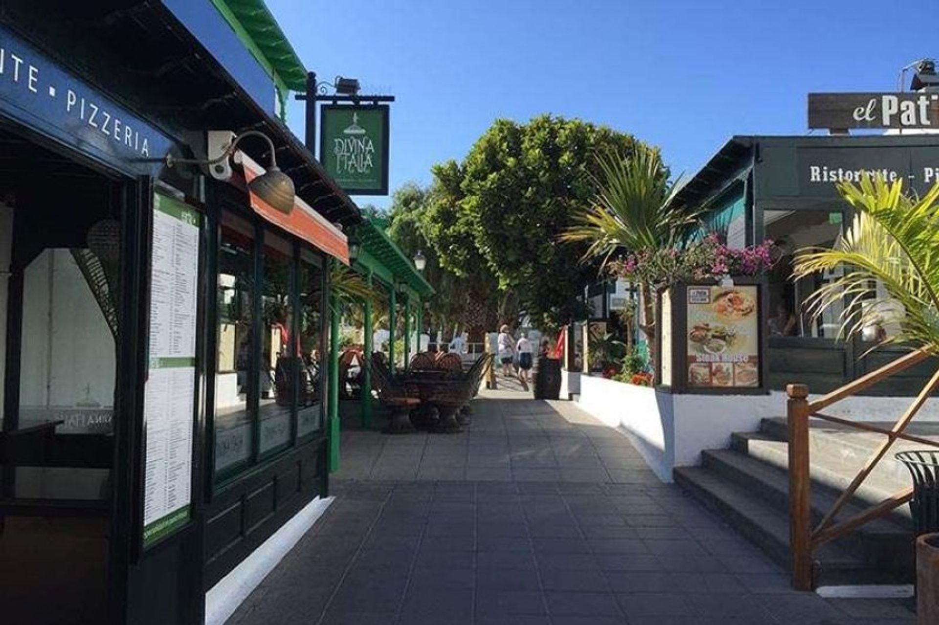 Costa Teguise is known for its delicious seafood gastronomy. Complement your meal with one of the best wines in Lanzarote at one of the traditional bars or restaurants in the centre