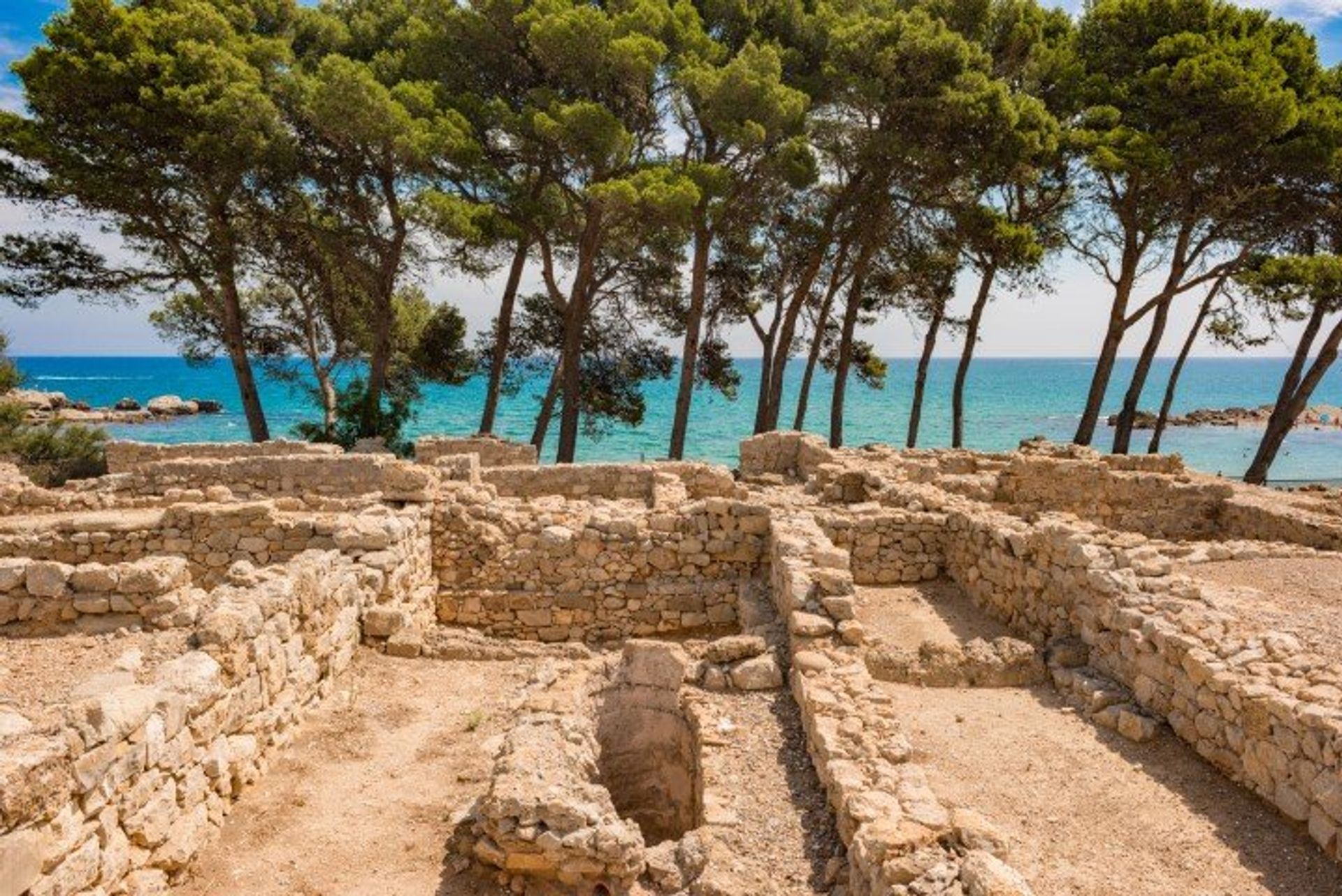 Just under a 30-minute drive away is Castelló d'Empúries town with its ancient Greco-Roman remains