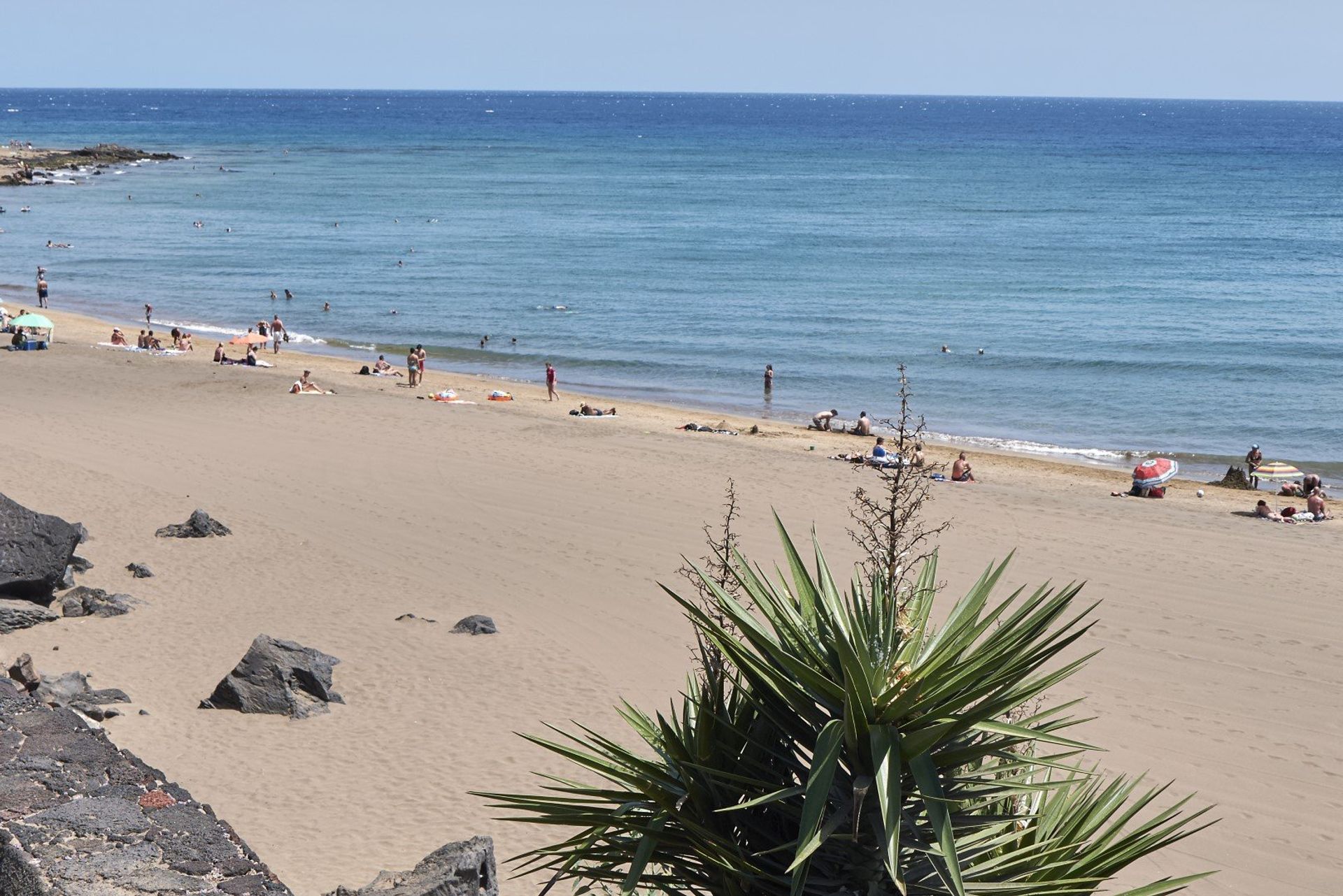Family-friendly Los Pocillos beach in Puerto del Carmen is the perfect place for a fun and low-key day out by the coast