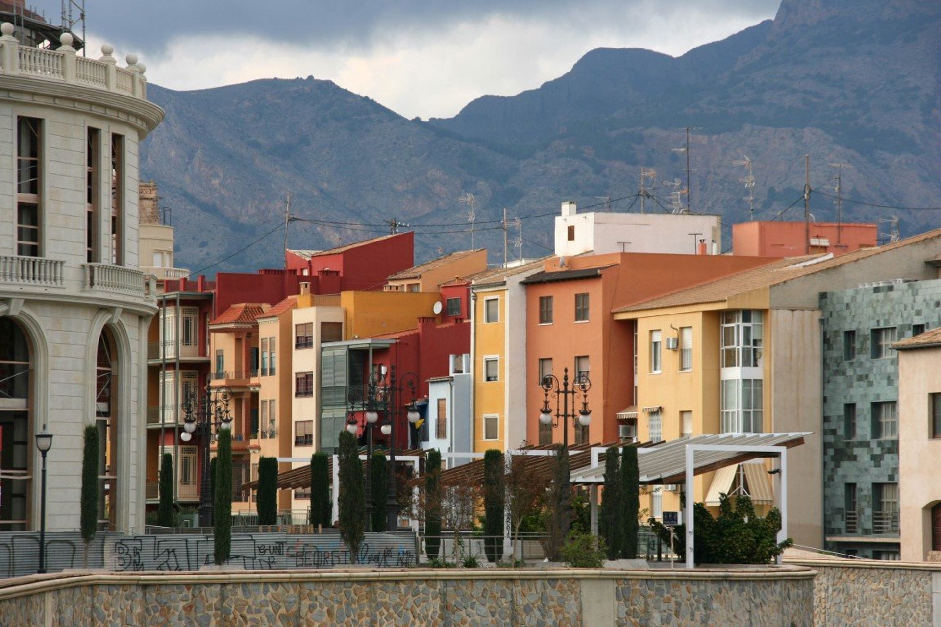 Orihuela city lies at the foot of the Si­erra de Ori­huela moun­tains, with the Segura River running through the centre