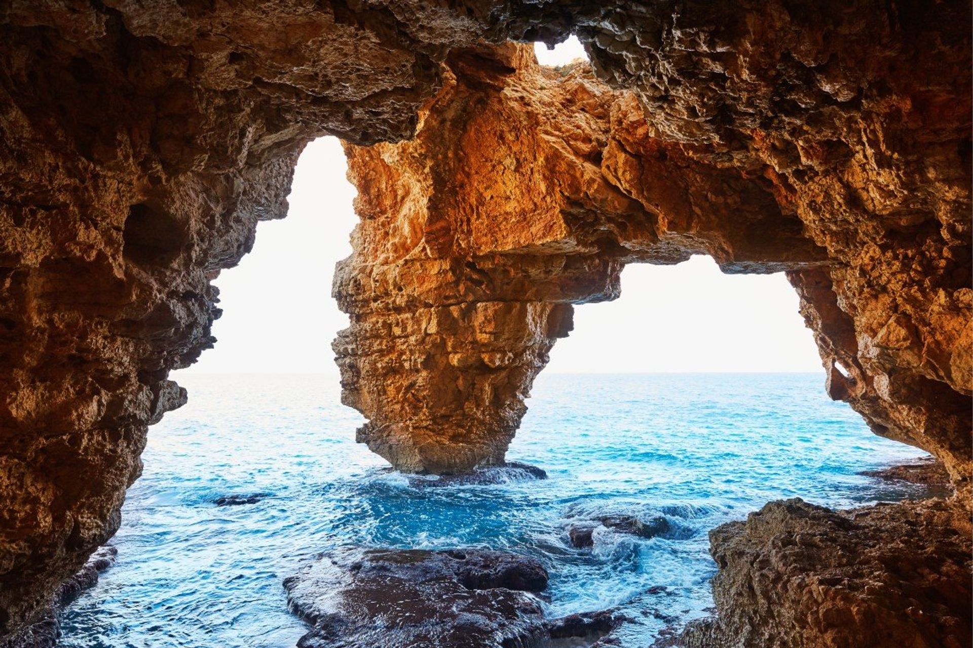 Cala del Moraig is the perfect diving and snorkeling spot, boasting some stunning caves