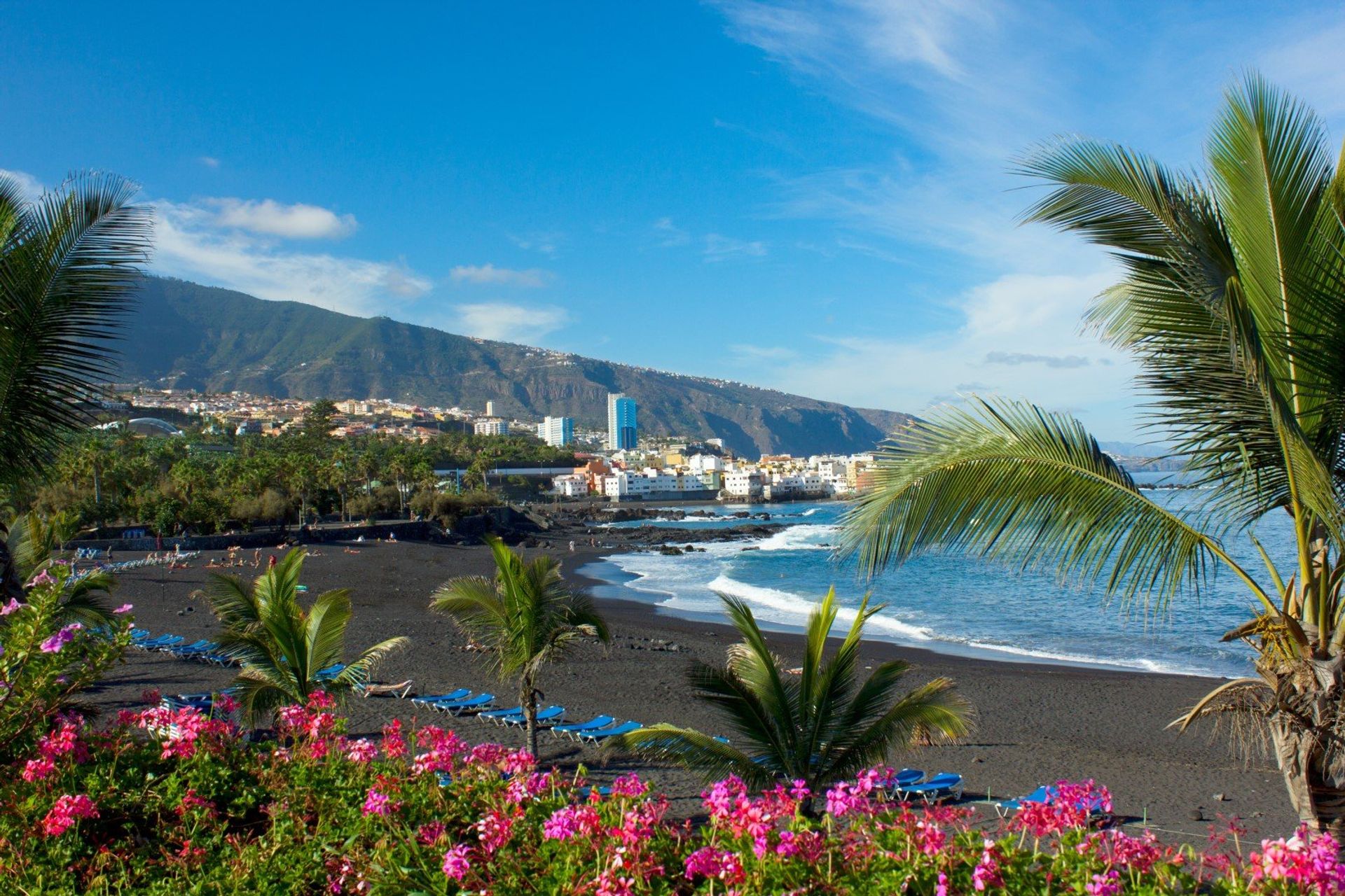 Deisgned by famous local artist César Manrique, Playa Jardín beach in Puerto de la Cruz boasts beautiful views of Mount Teide