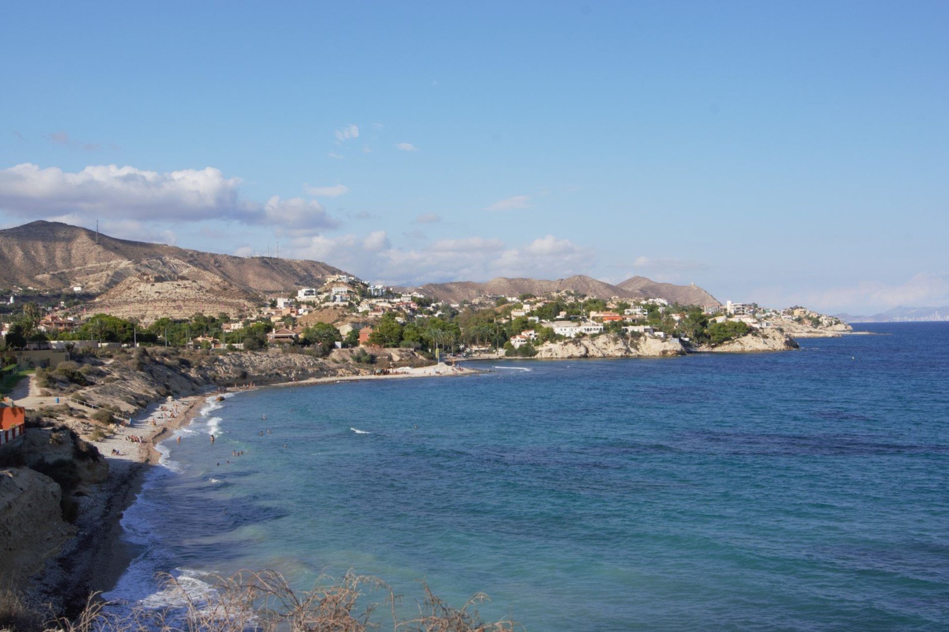 If you're after a laid-back day by the coast, look no further than L'Amerador beach, 6 minutes from El Campello's town centre