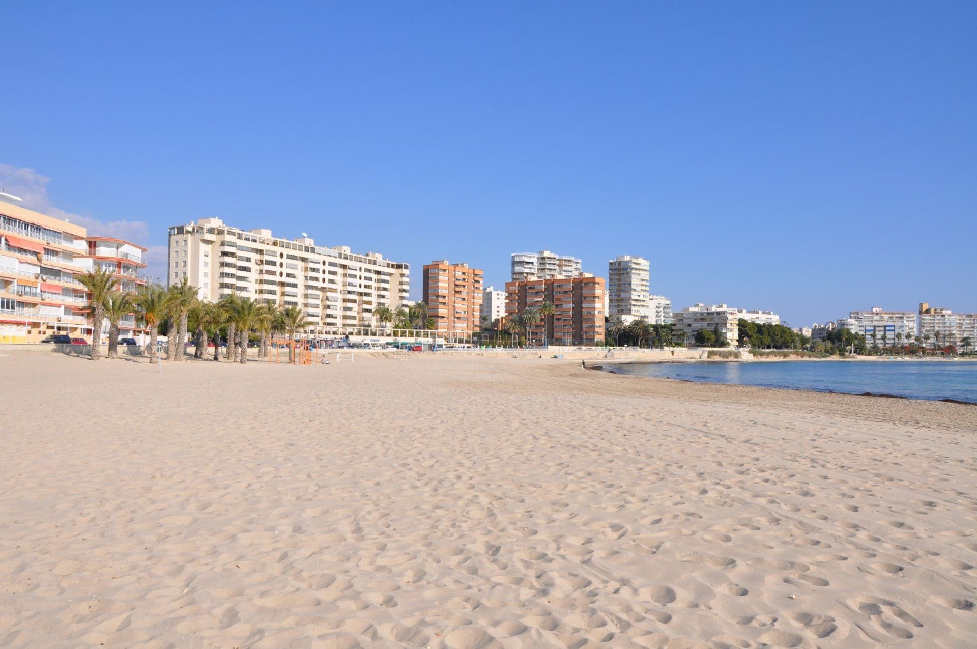 From golden sands, crystal clear waters and bustling chiringuitos to kids' play areas and shops, Muchavista beach has it all!