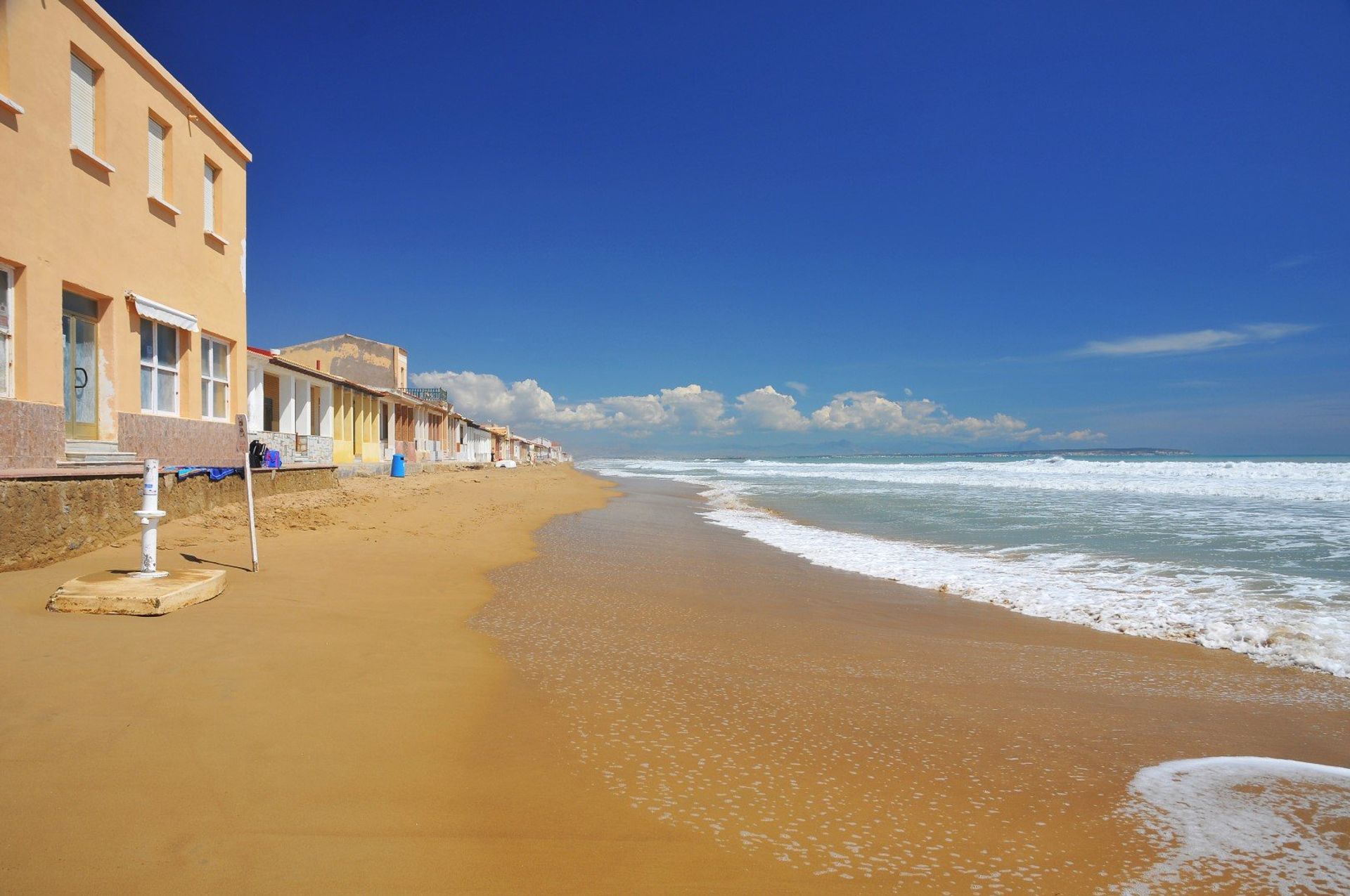 The golden sandy beaches in Guardamar del Segura are ideal for a fun day out with the family unwinding by the coast
