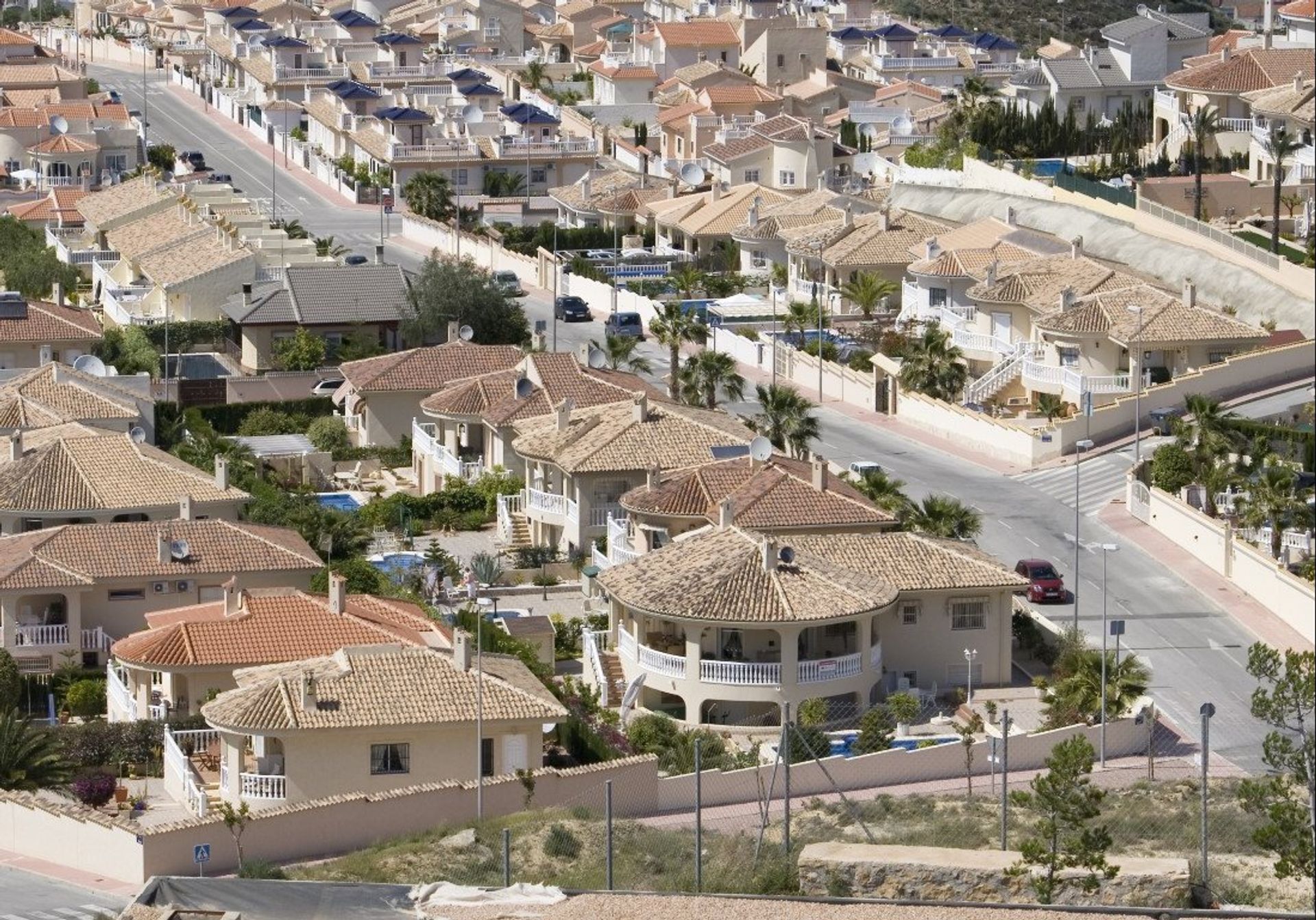 Rojales has a lively urban residential area and is a working agricultural village during the winter