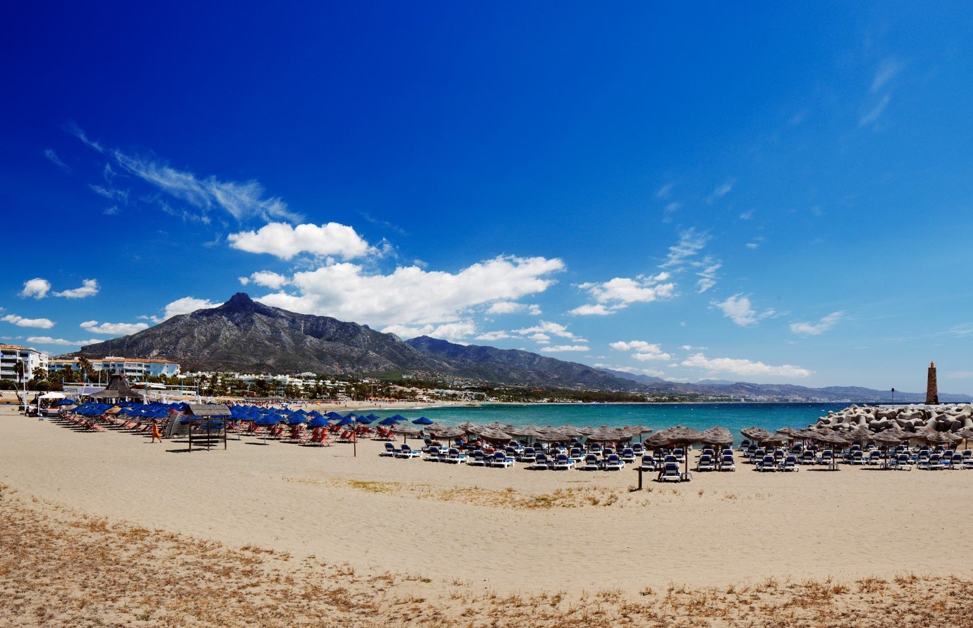 Popular Rio Verde beach is a favourite with sunworshippers, especially the young, free and single