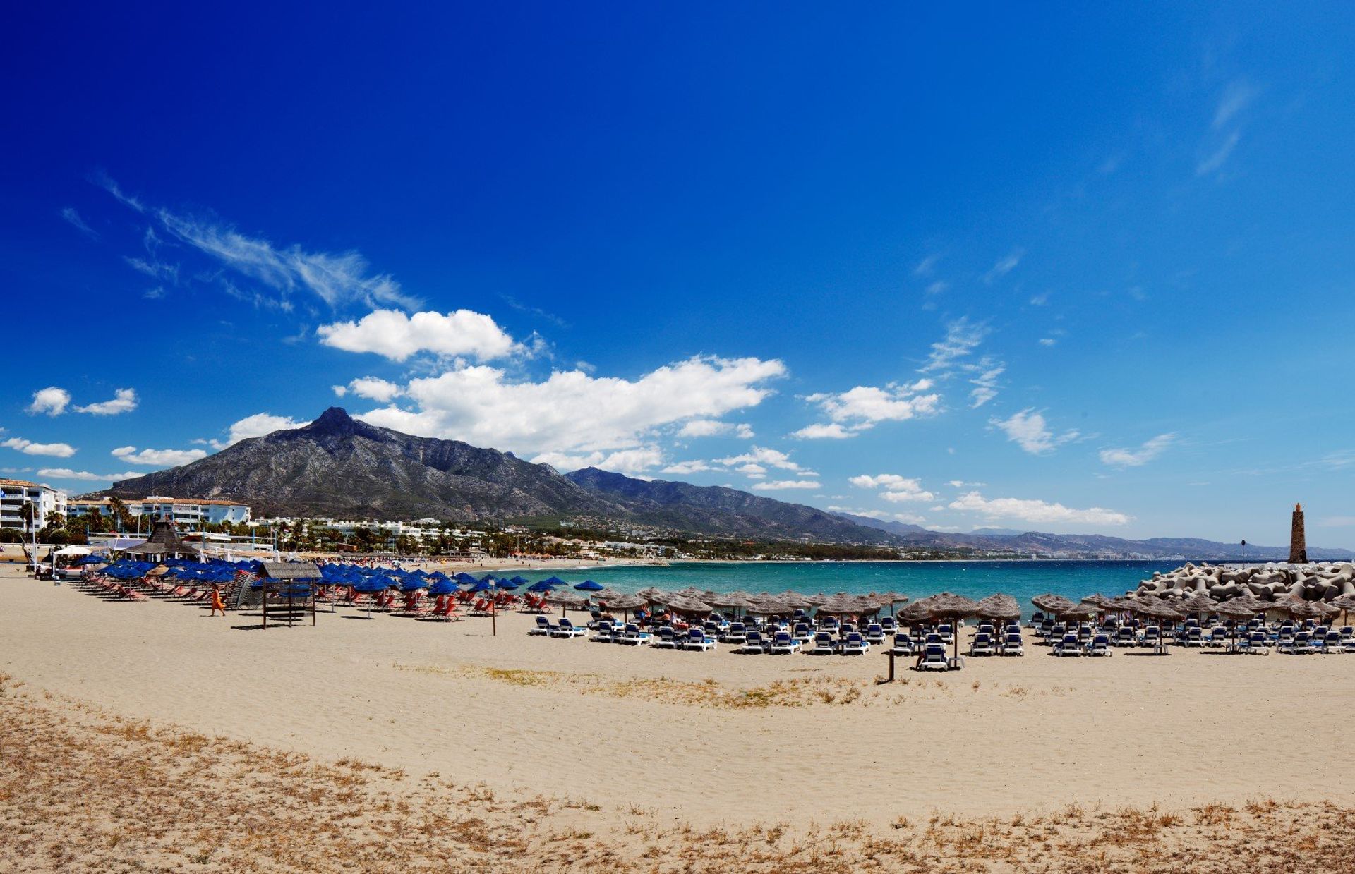 Popular Rio Verde beach is a favourite with sunworshippers, especially the young, free and single