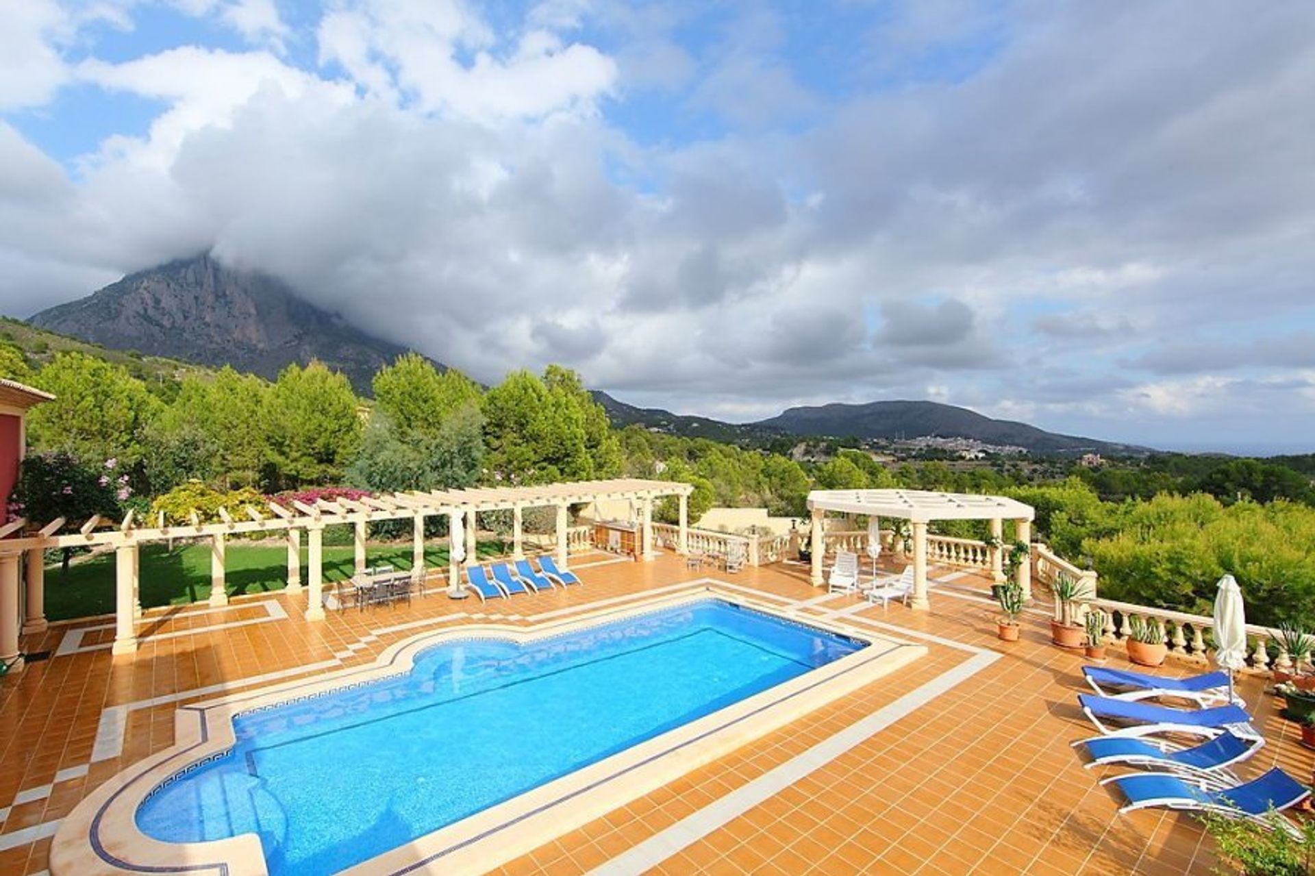 See our selection of villas with private pools overlooking the mountains and Cala Finestrat