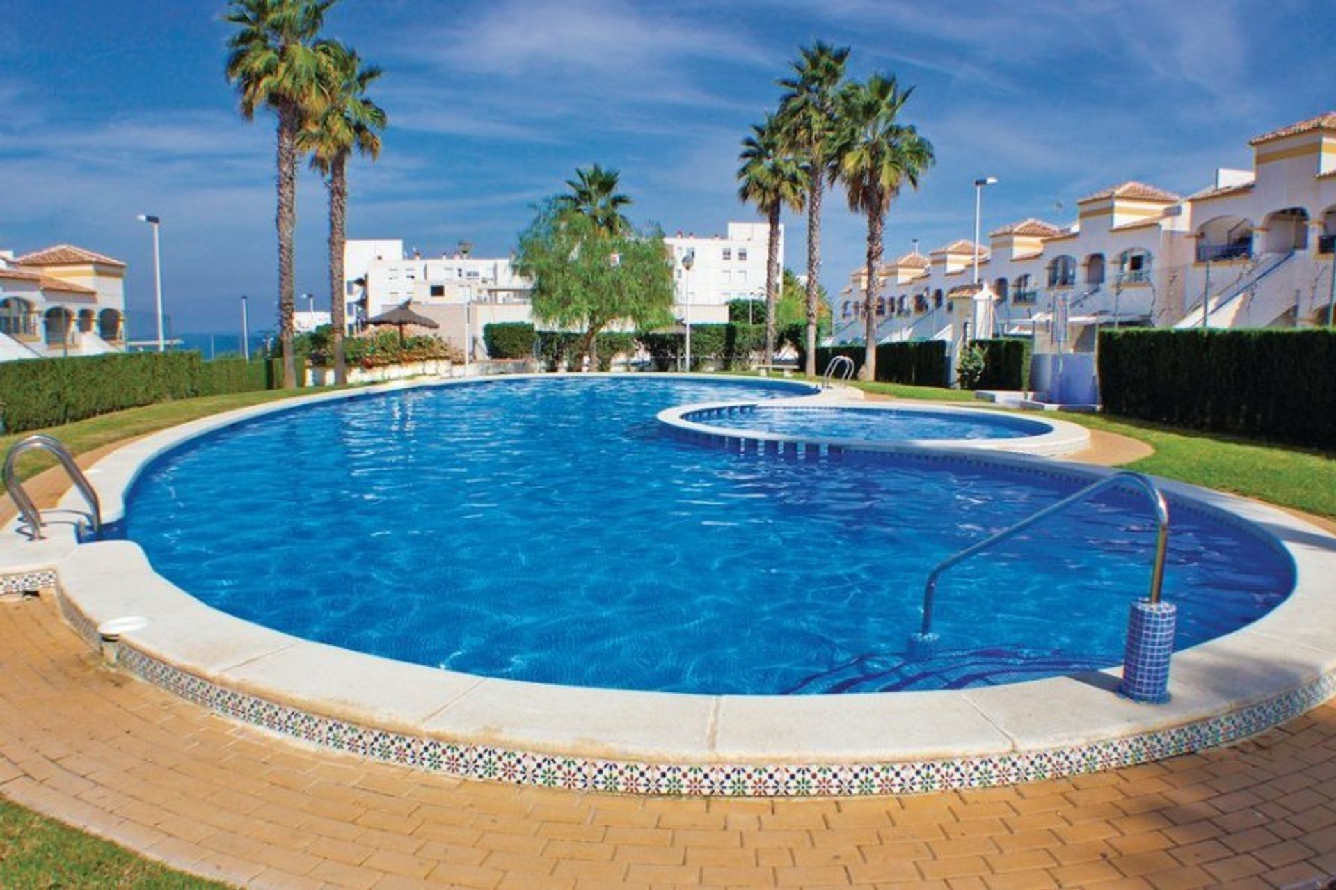 Make the most of our properties in Gran Alacant, with rentals by the beach, golf and attractions