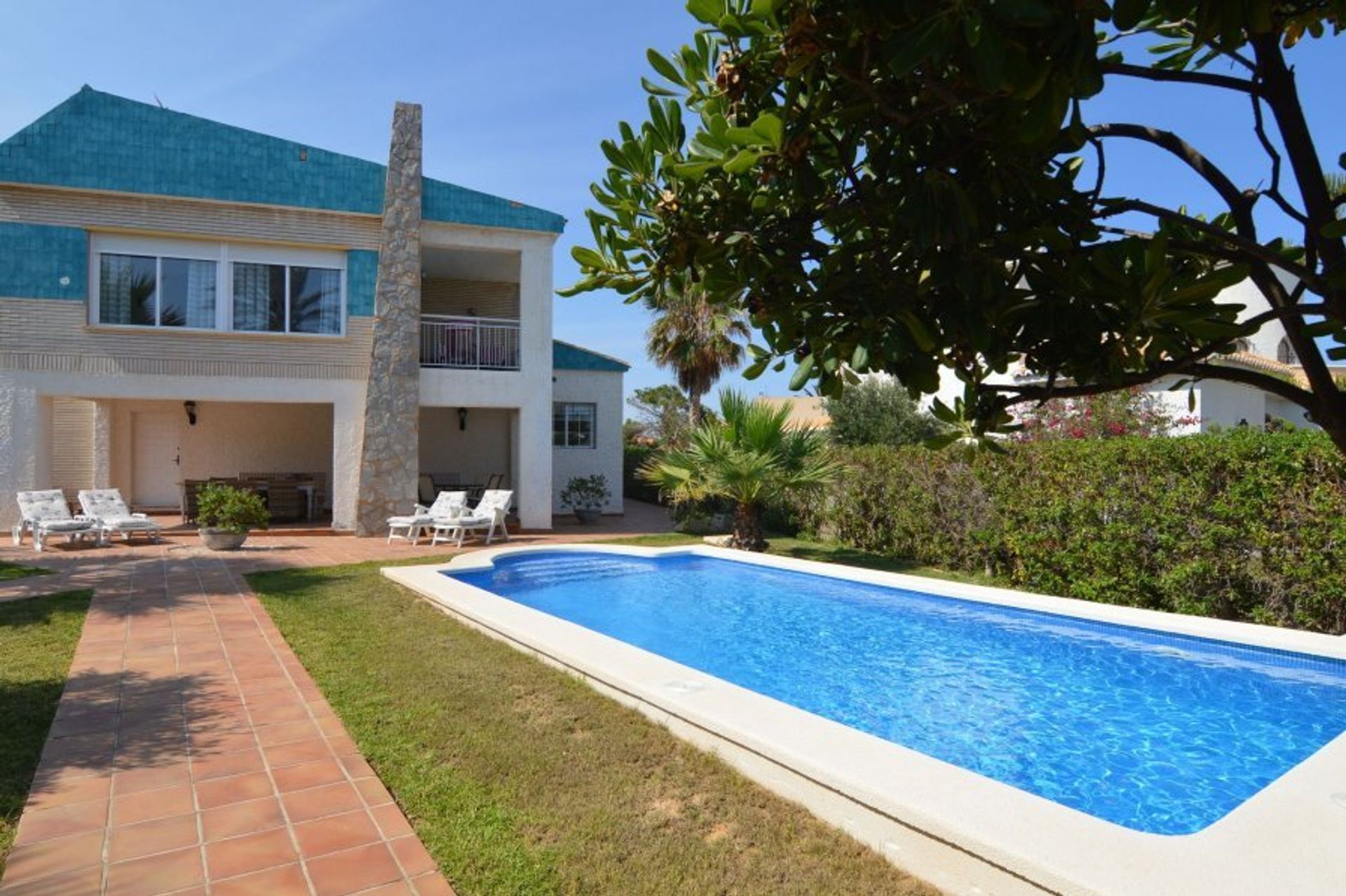 Explore our villas with private pools in La Zenia near the golf and beaches