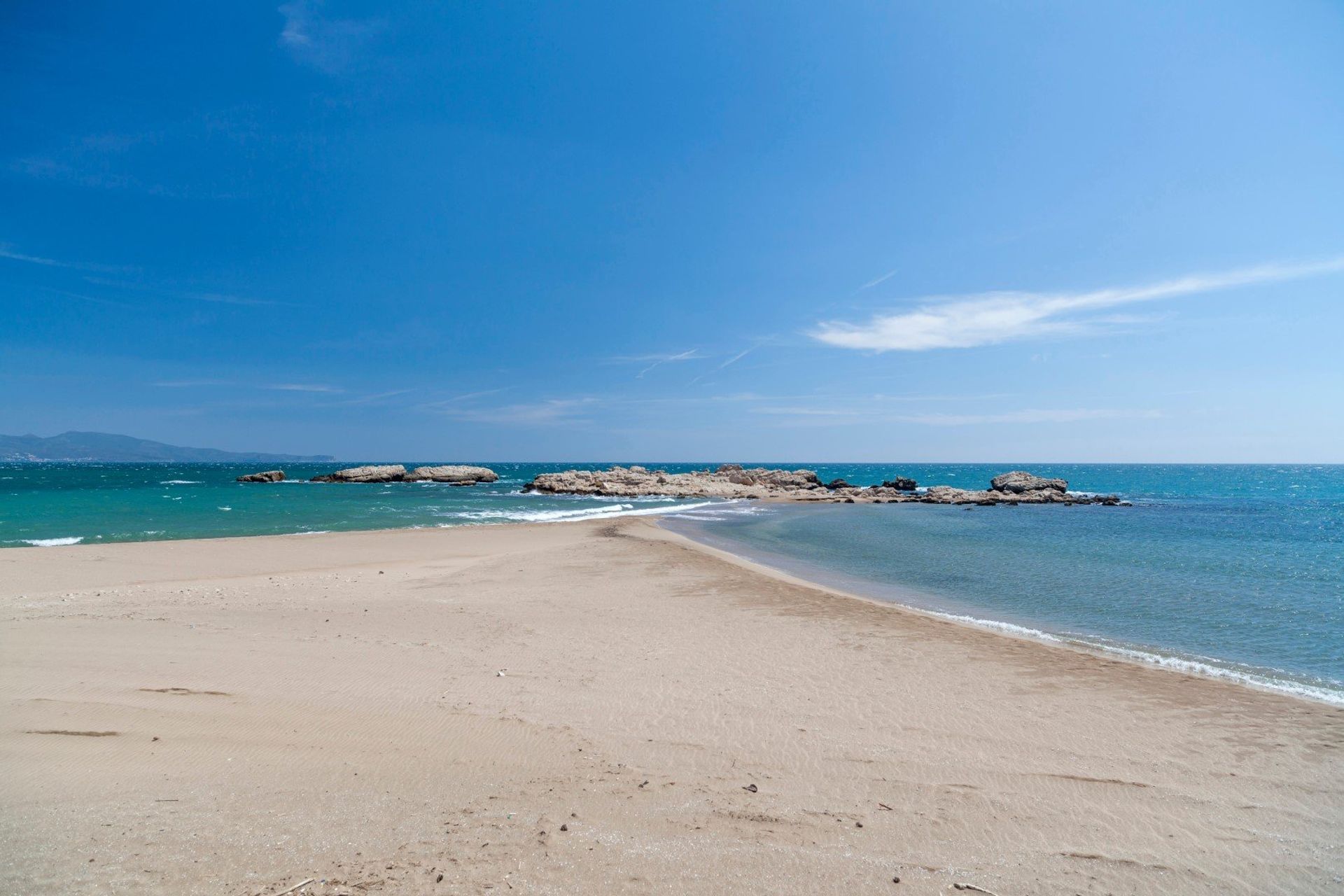 Try your hand at windsurfing at Les Muscleres beach, in front of the ruins of Empuries