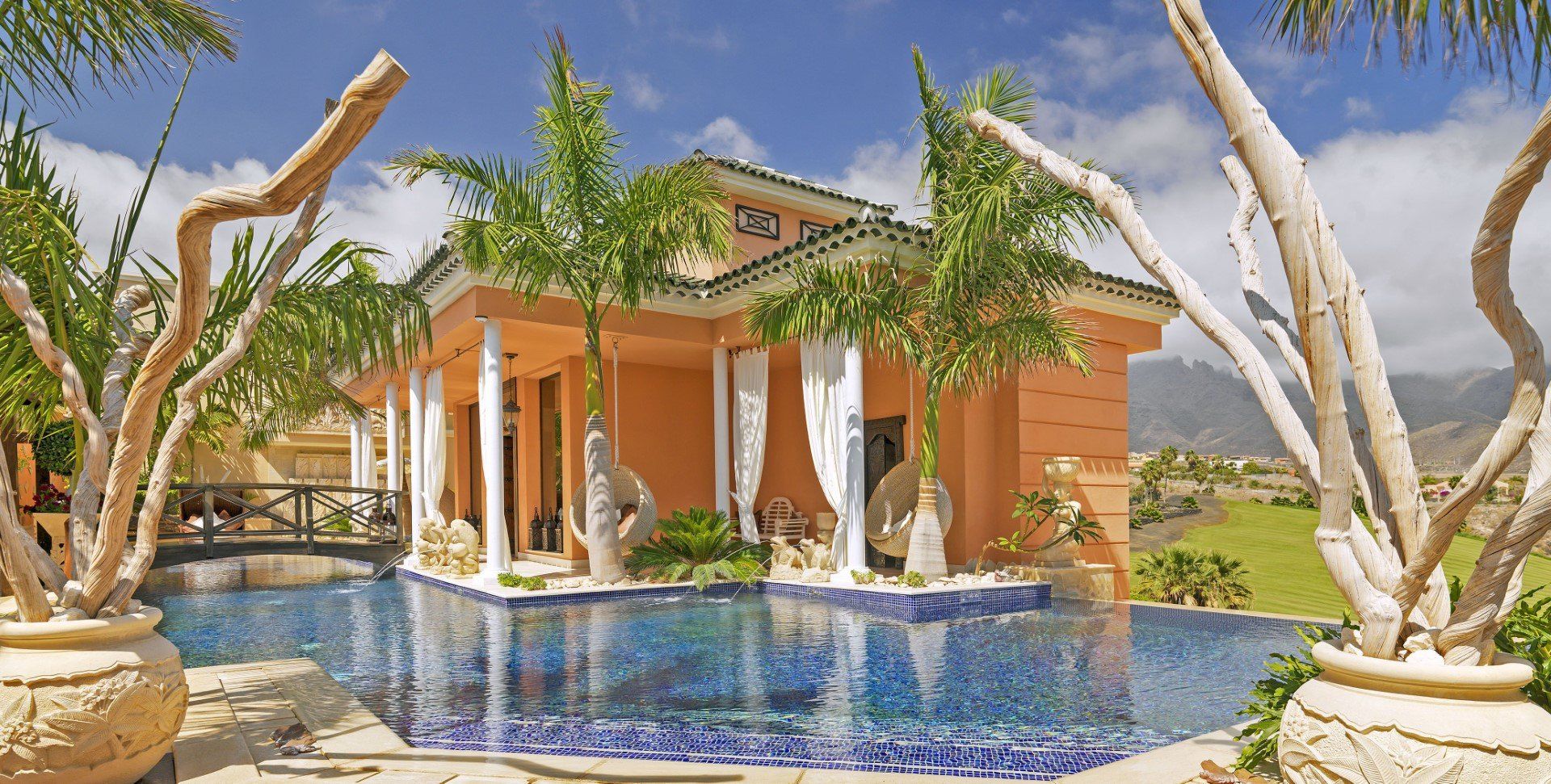 Try this luxurious villa for 6 people with private pool and Jacuzzi near a golf course in Adeje