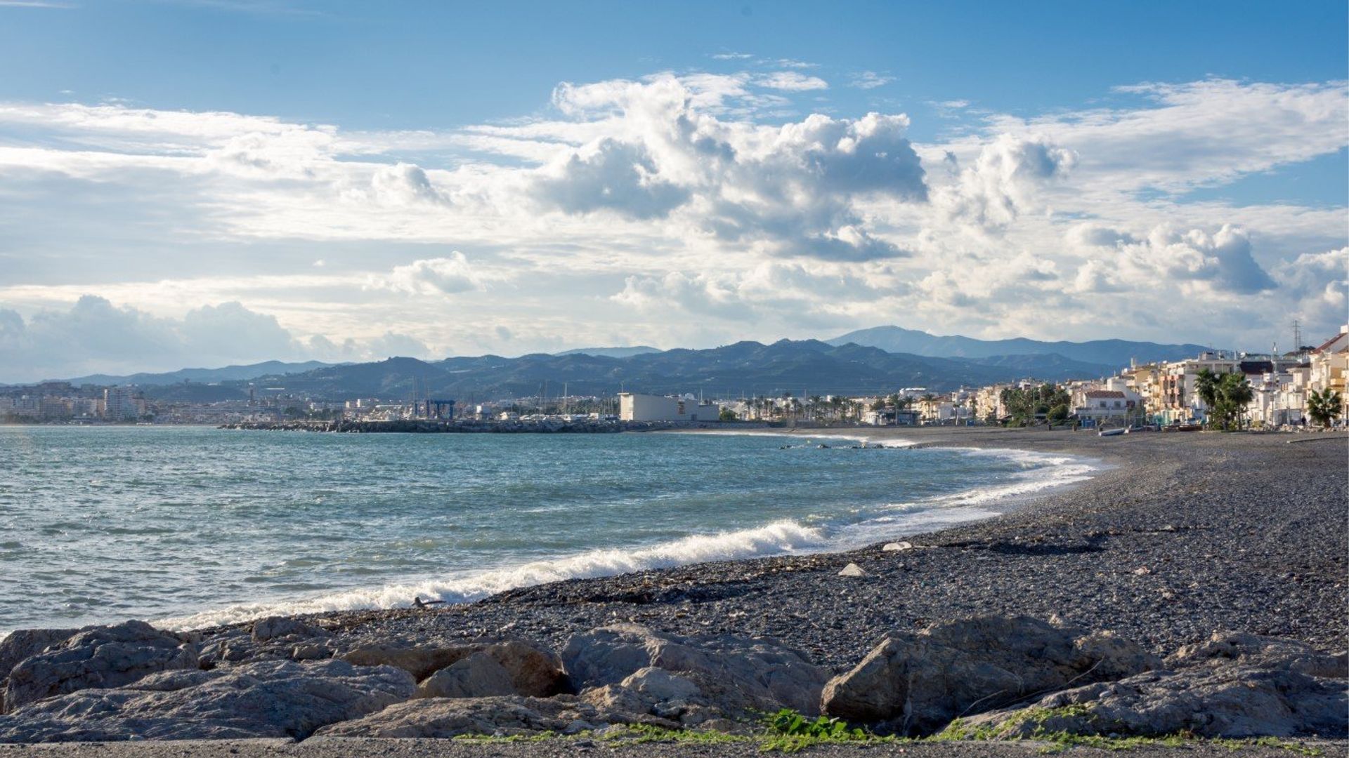 The coast of Velez-Malaga is just 14 minutes away by car, with a choice of pebble and sand beaches