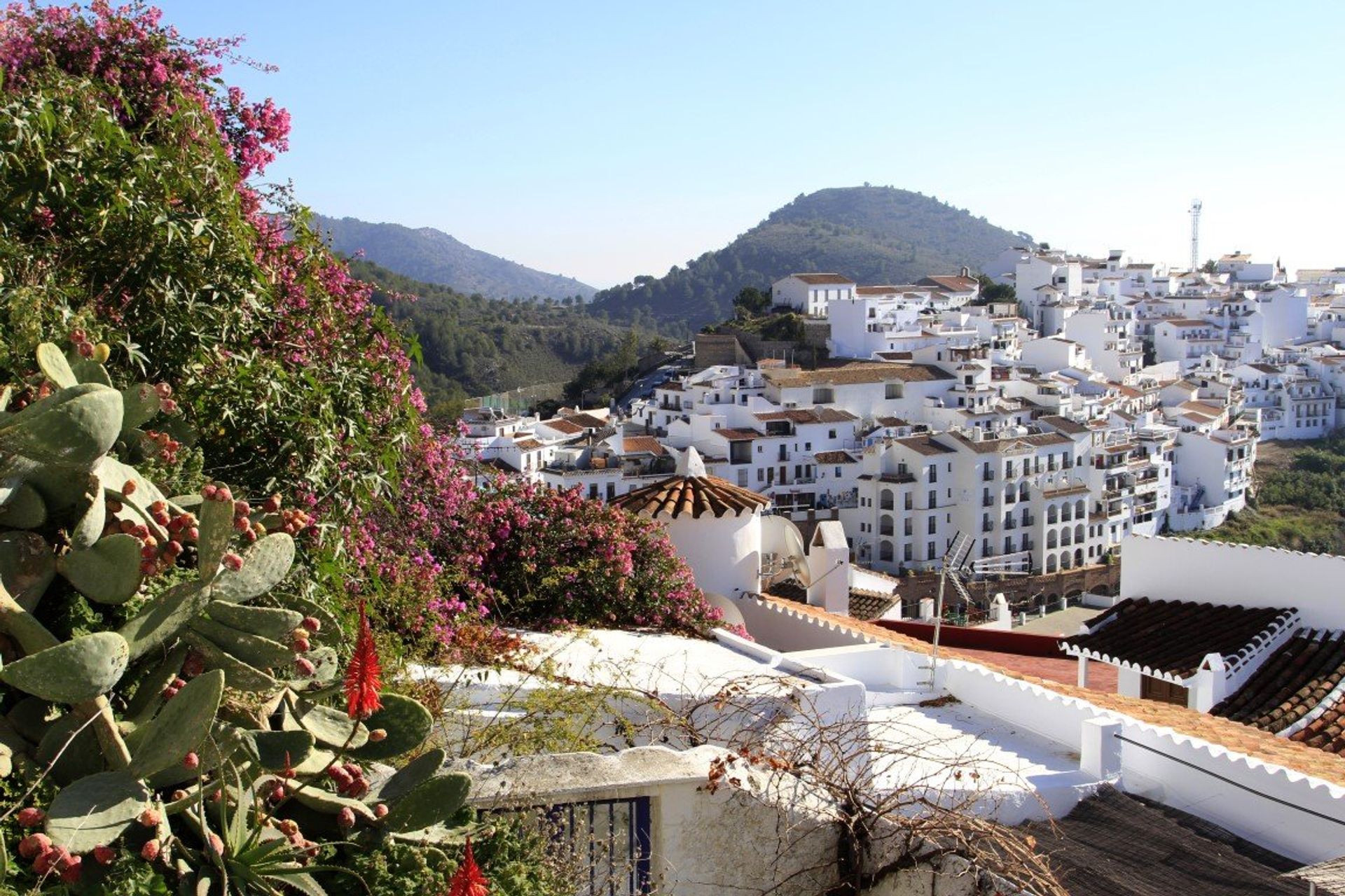 Discover the traditional Spaish village of Frigilliana, less than a half hour drive from Torre del Mar