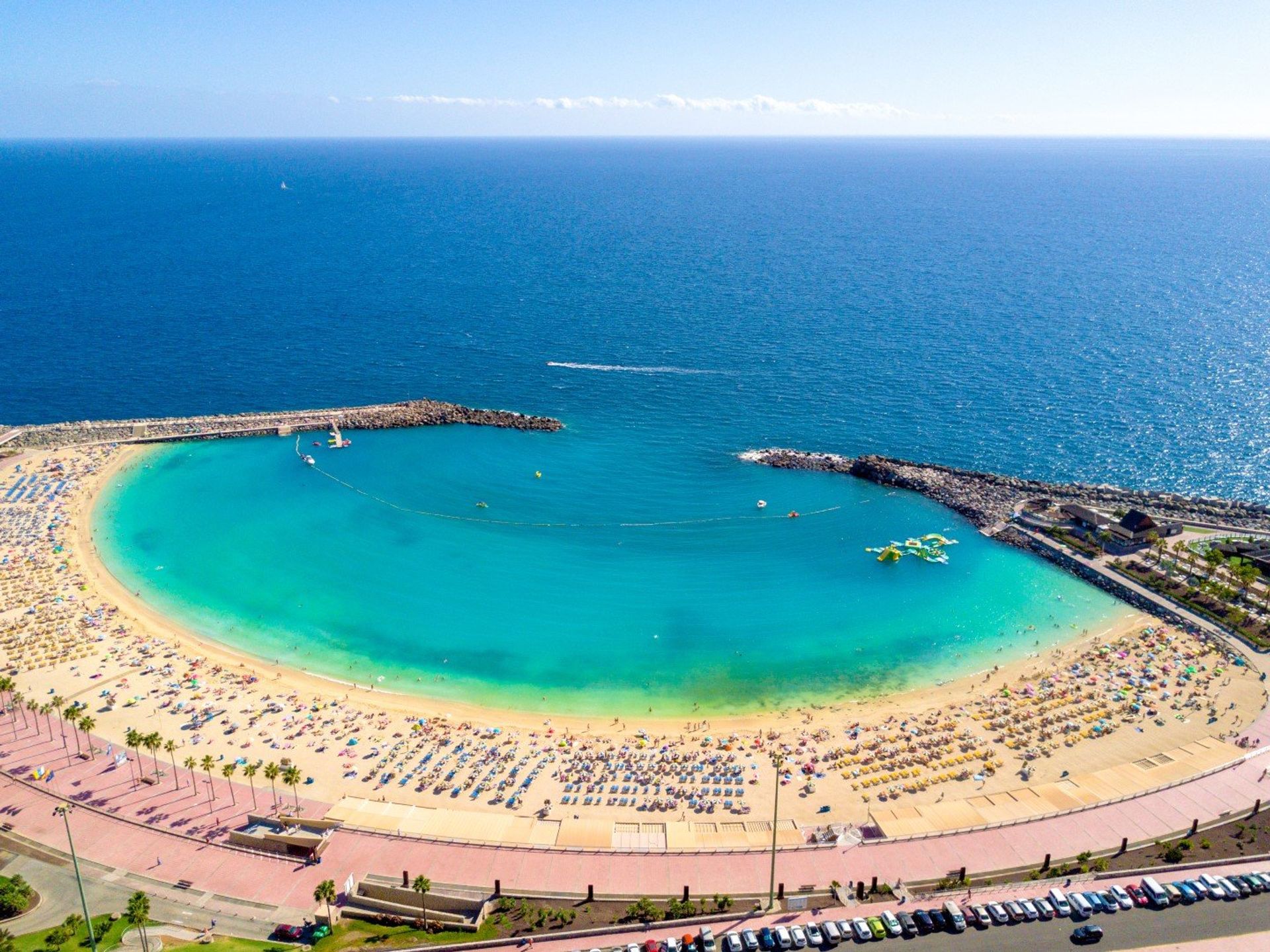 Blue Flag Amadores beach boasts 800m of golden sand and plenty of water sports