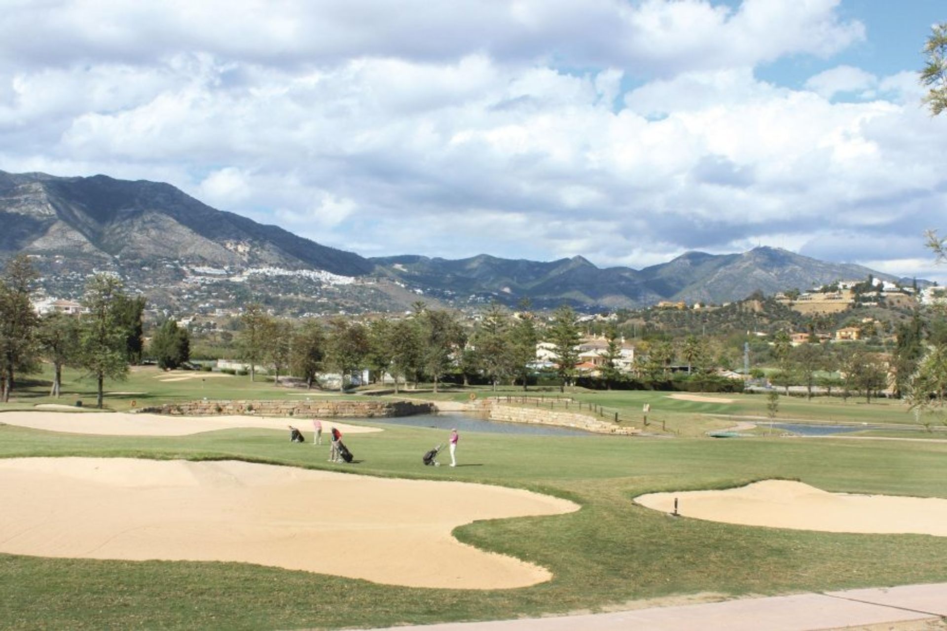 Boasting mountain views and picturesque lakes, the 18-hole golf course of Los Lagos caters for beginners and experts alike