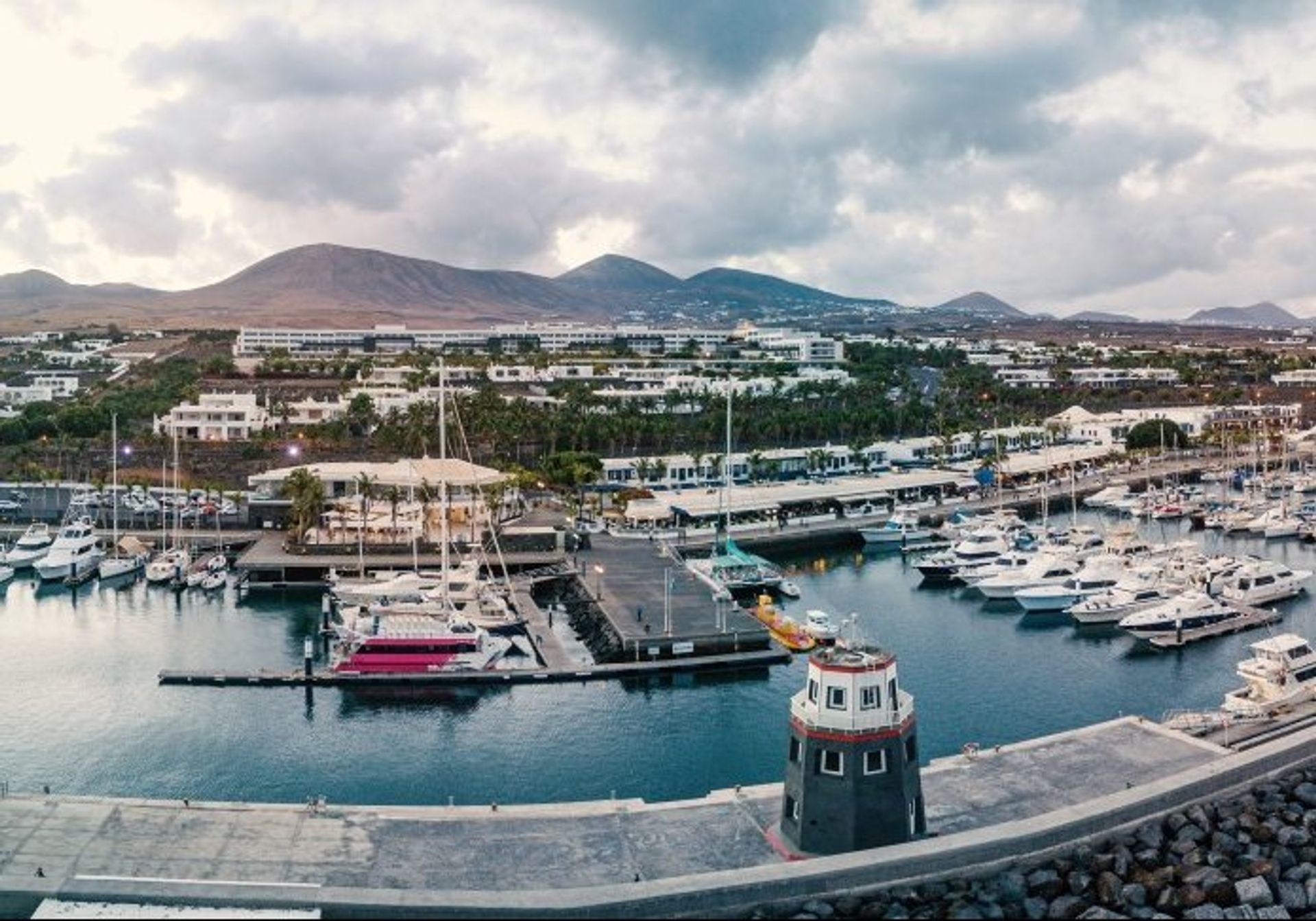 Puerto Calero is scattered with sophisticated bars, boutiques and restaurants, with a beautiful mountain backdrop