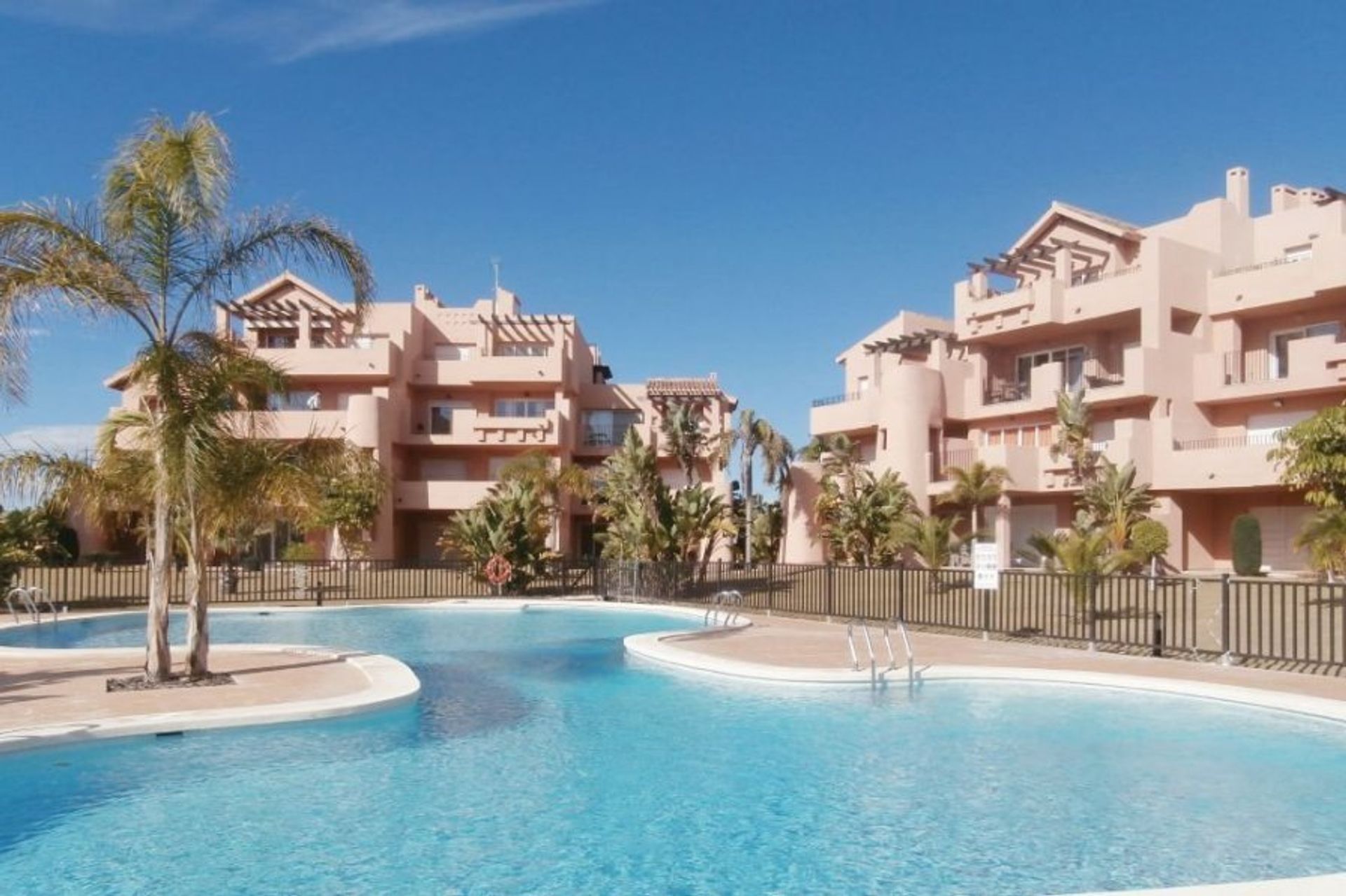 Make the most of our family-friendly apartments with a shared pool in Mar Menor Golf Resort