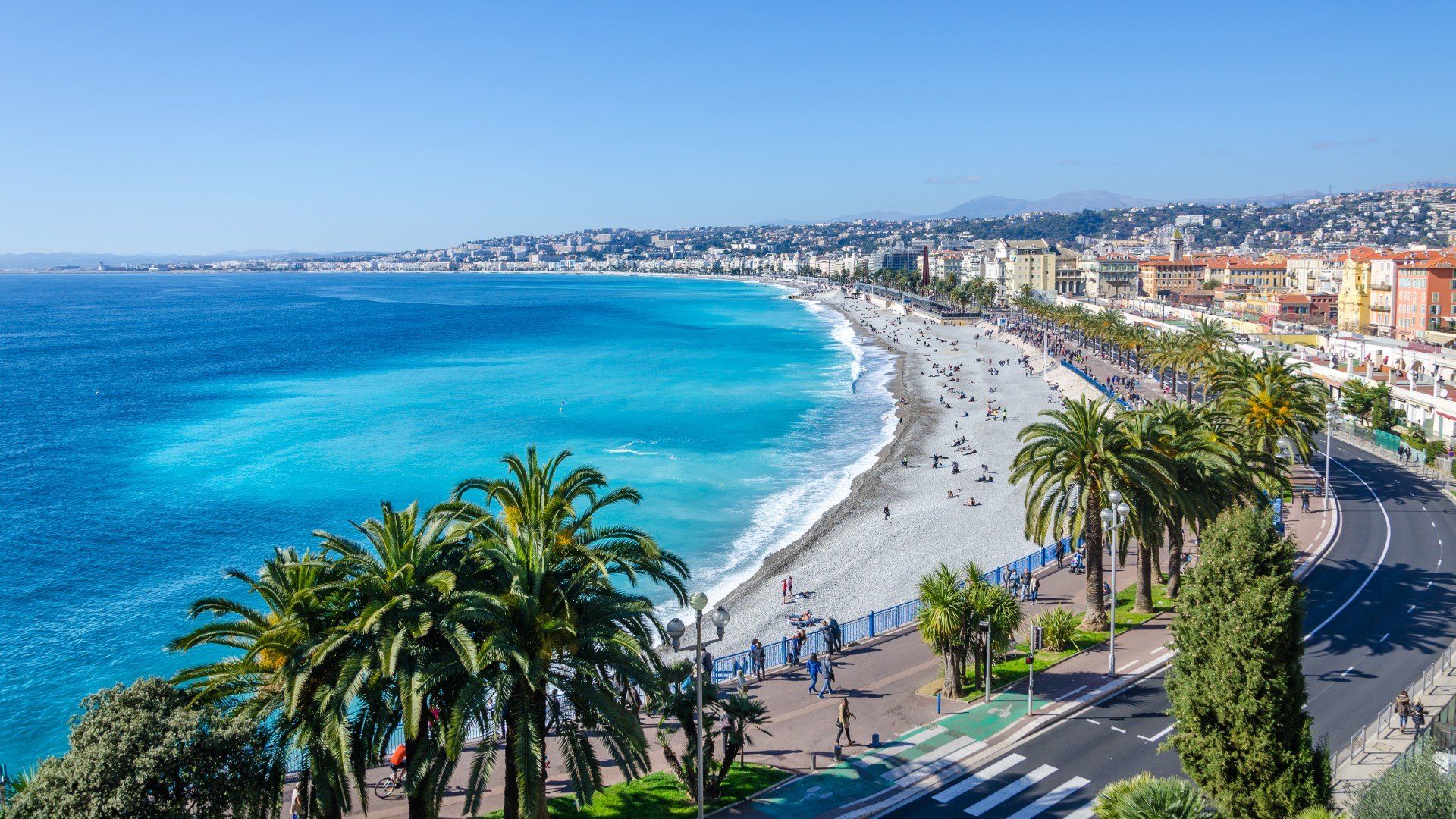 Make the most of the magnificent stretches of sand and turquoise waters of Nice's Bay of Angels 