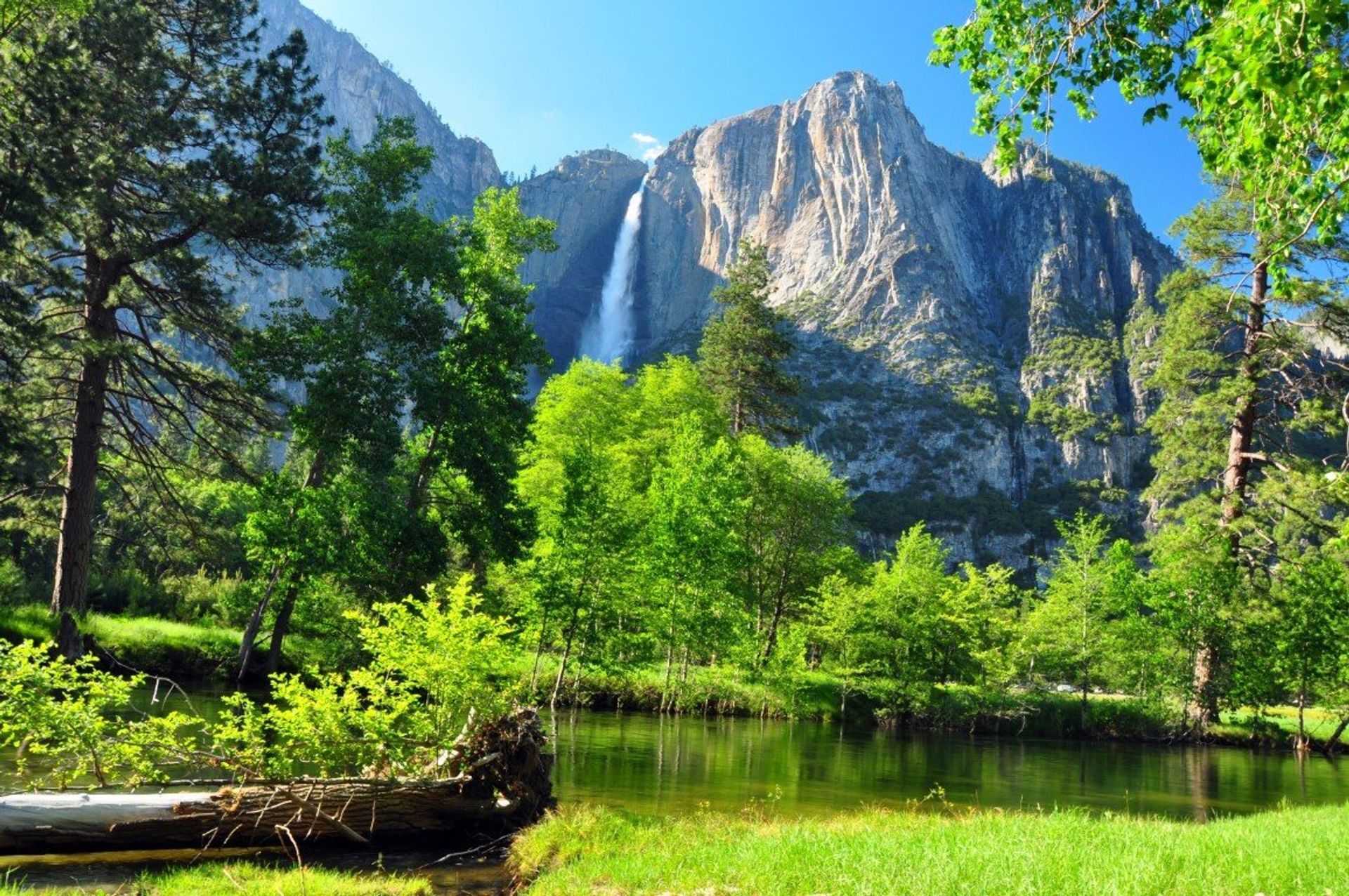 Yosemite National Park in California overlooks the stunning Sierra Nevada. The Ansel Adams Gallery is a must-see!