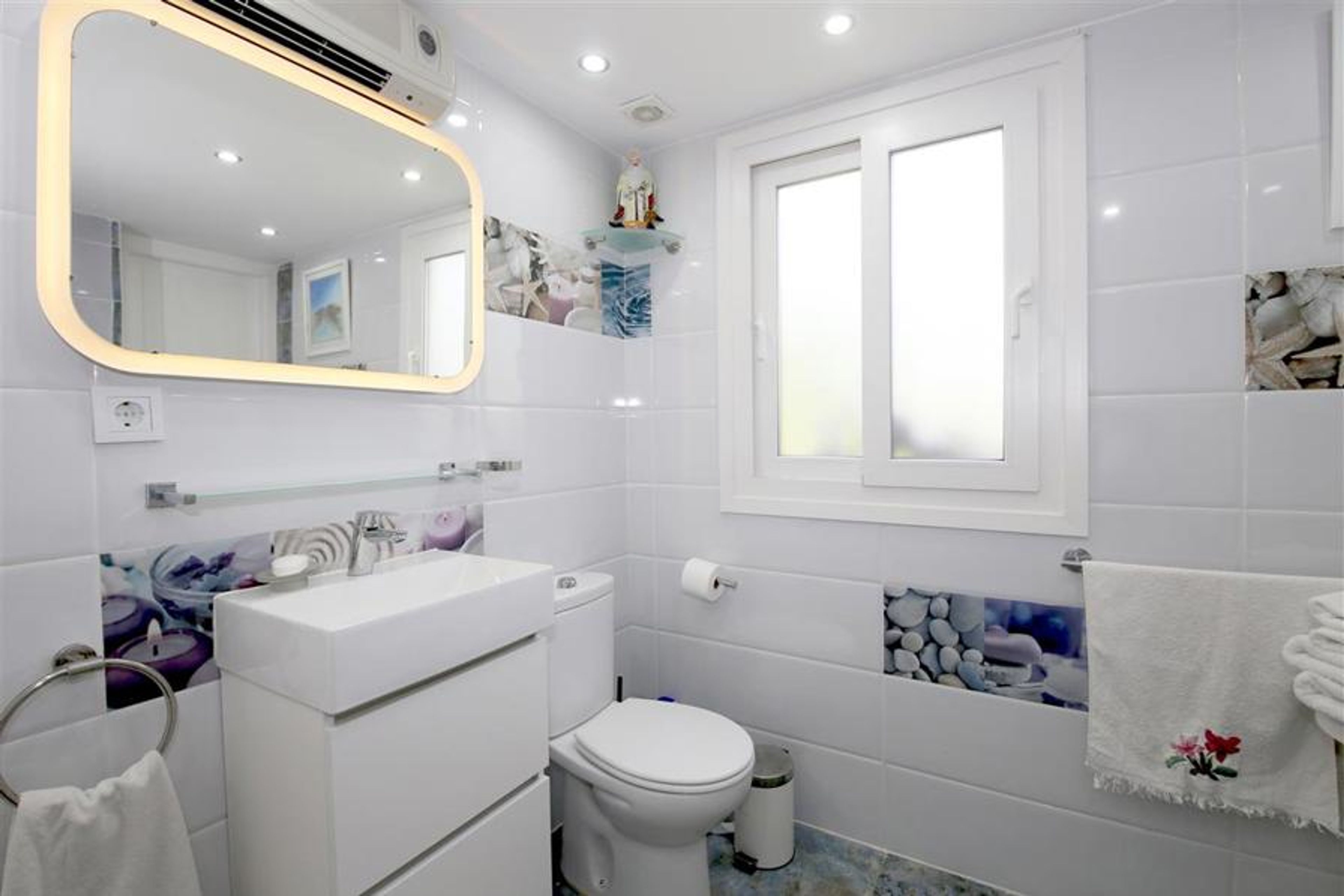 En-suite bathroom to the first bedroom with bath,