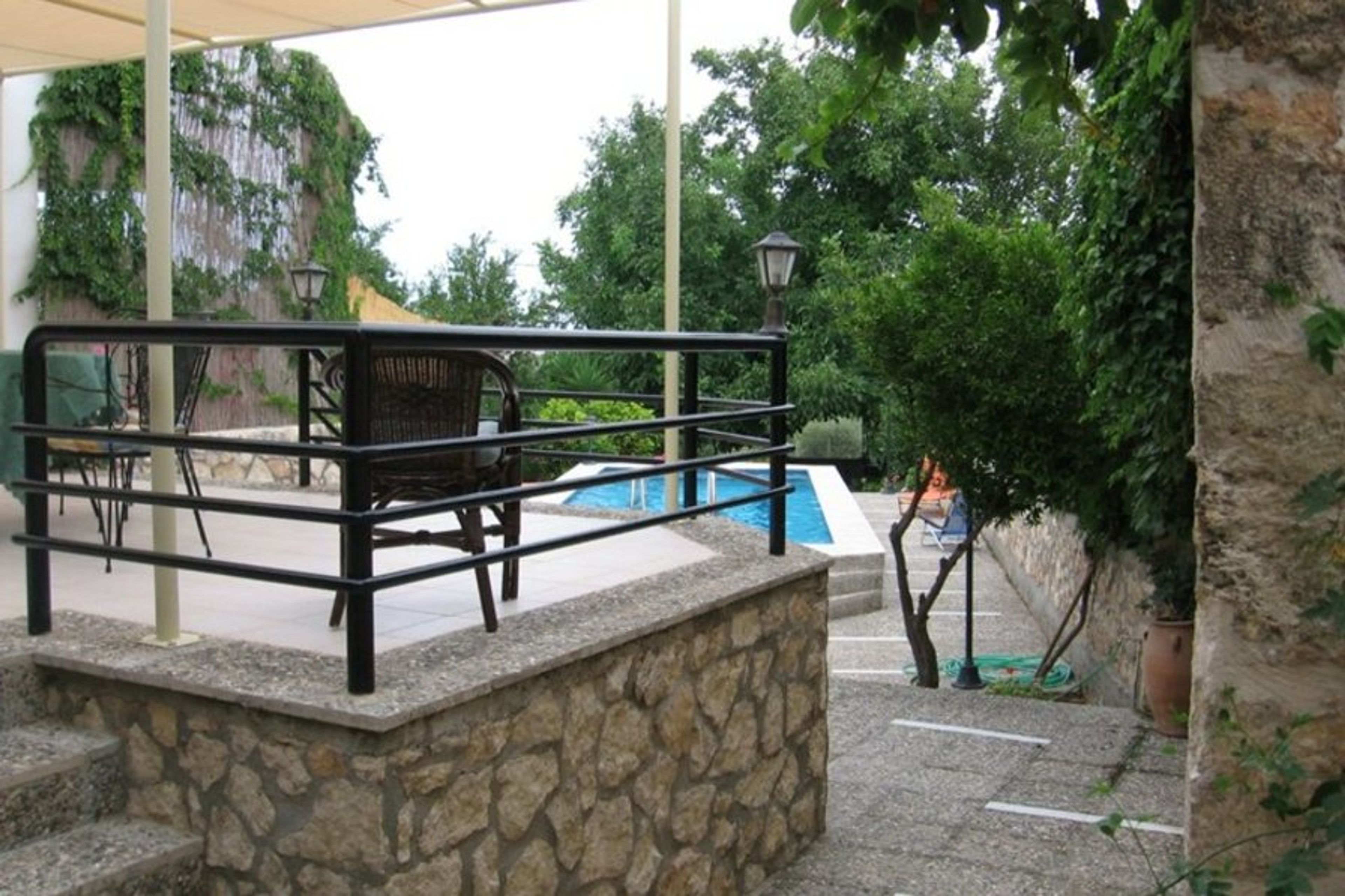 Terrace that oversees the pool and the garden