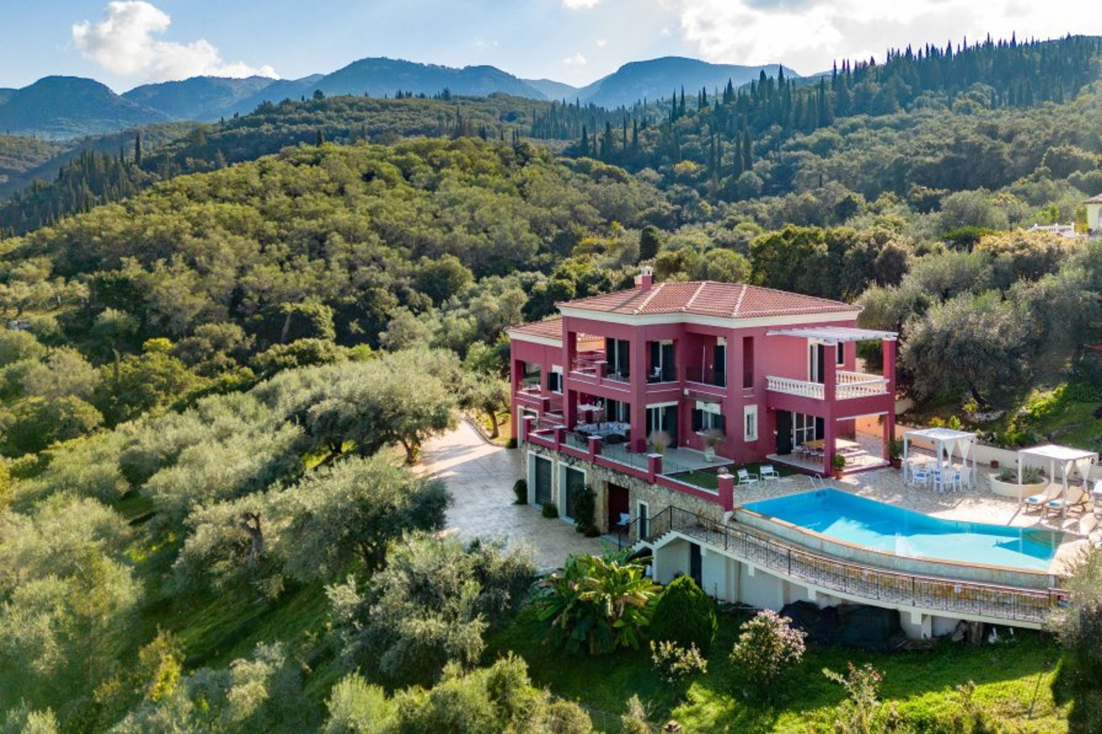 Uniquely aesthetically pleasant designed, with traditional colors 