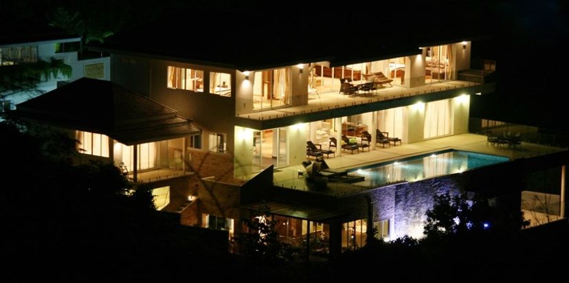 Villa in Chaweng, Koh Samui: View of the very substantial villa at night