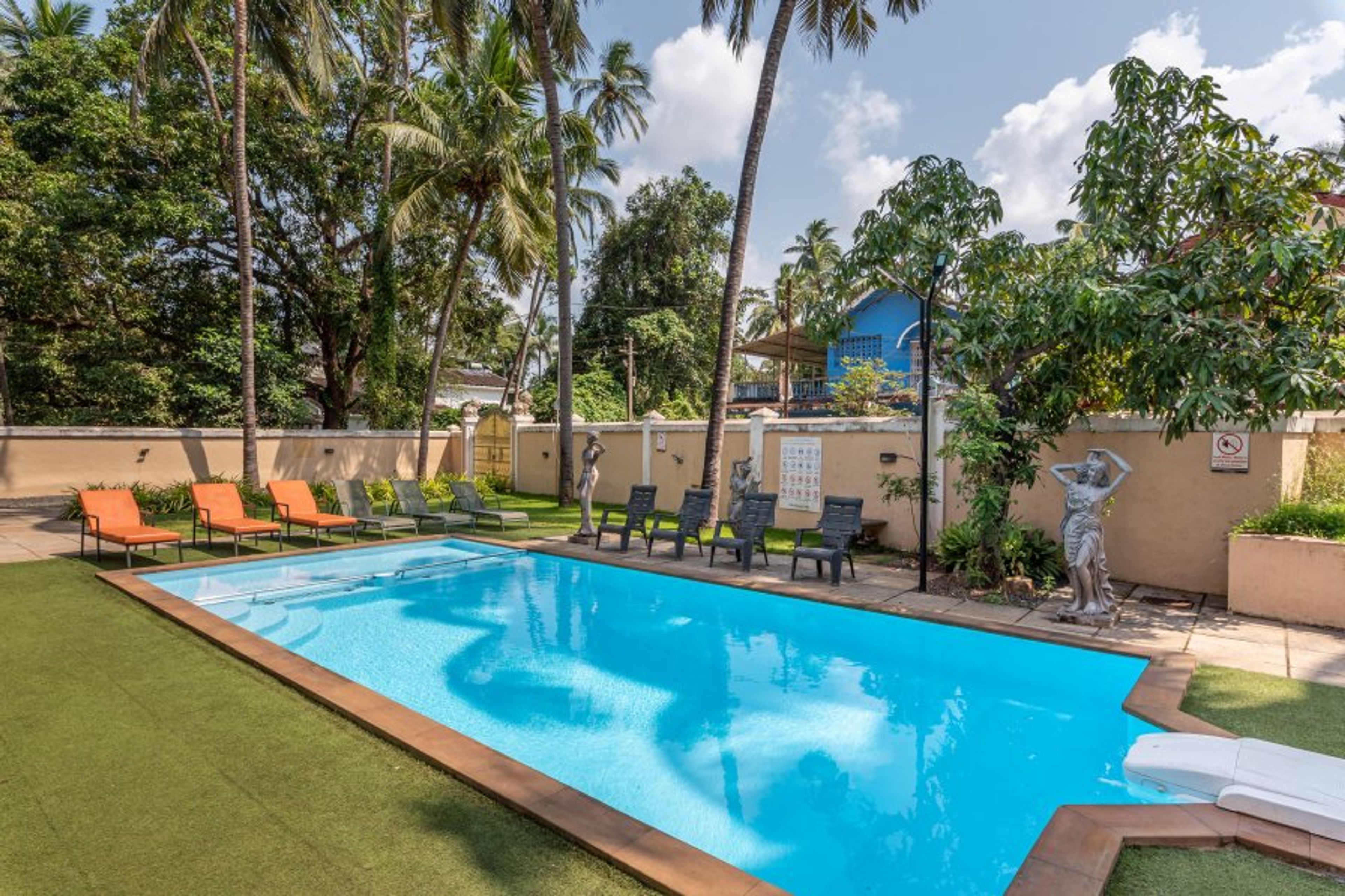 Villa with a pool for rent in Calangute