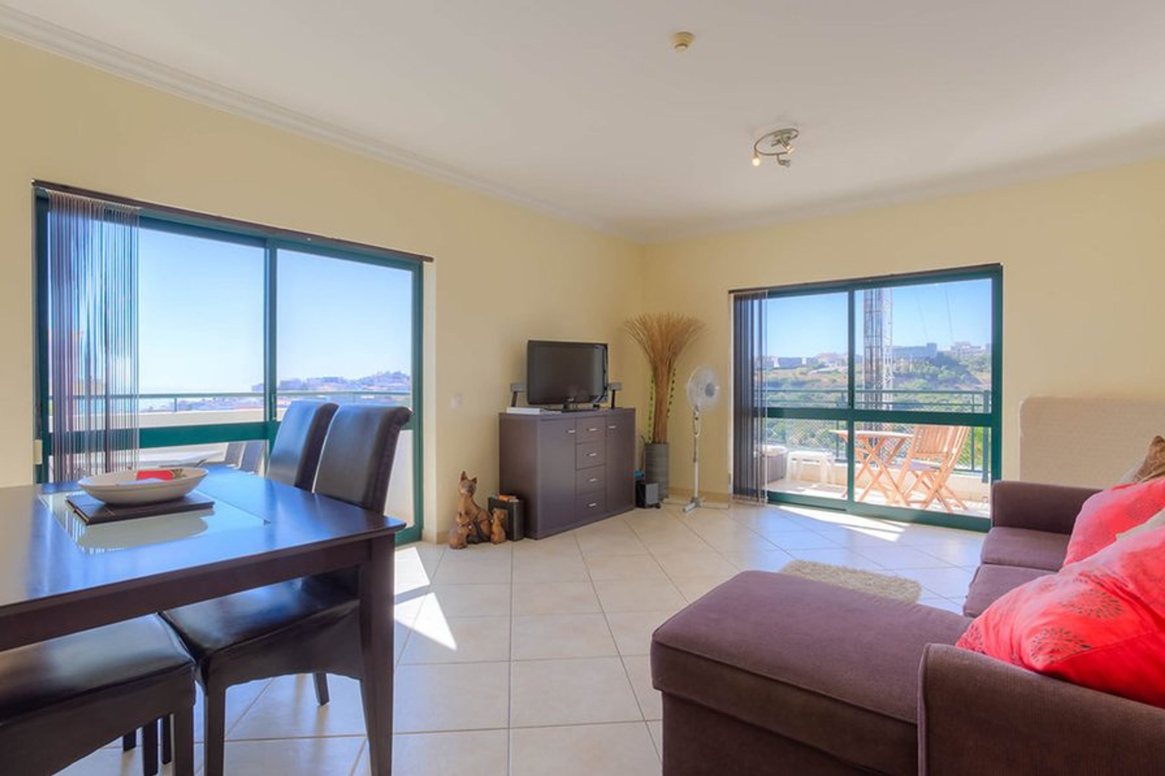 Dual aspect lounge/dining room