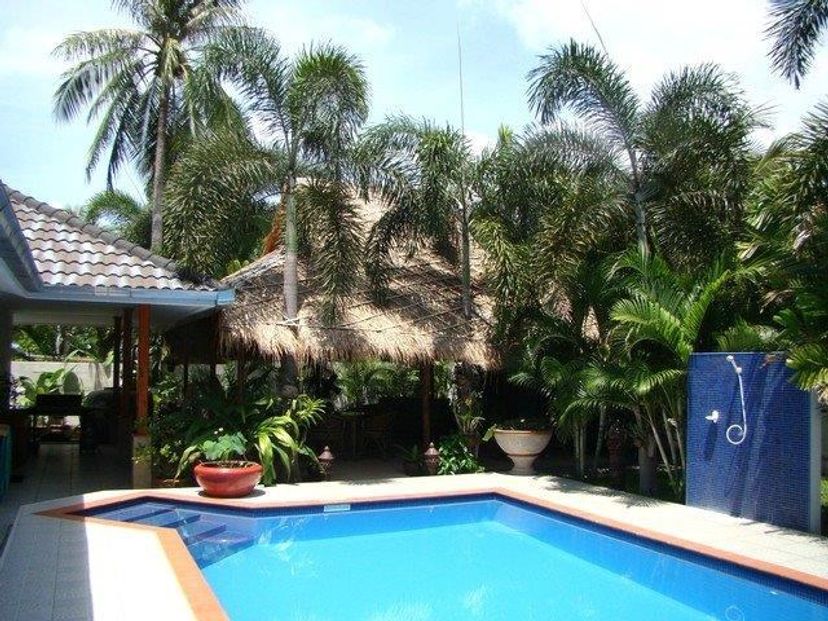 Villa in PAK NAM PRAN, Thailand: View of Pool and Dinning Area