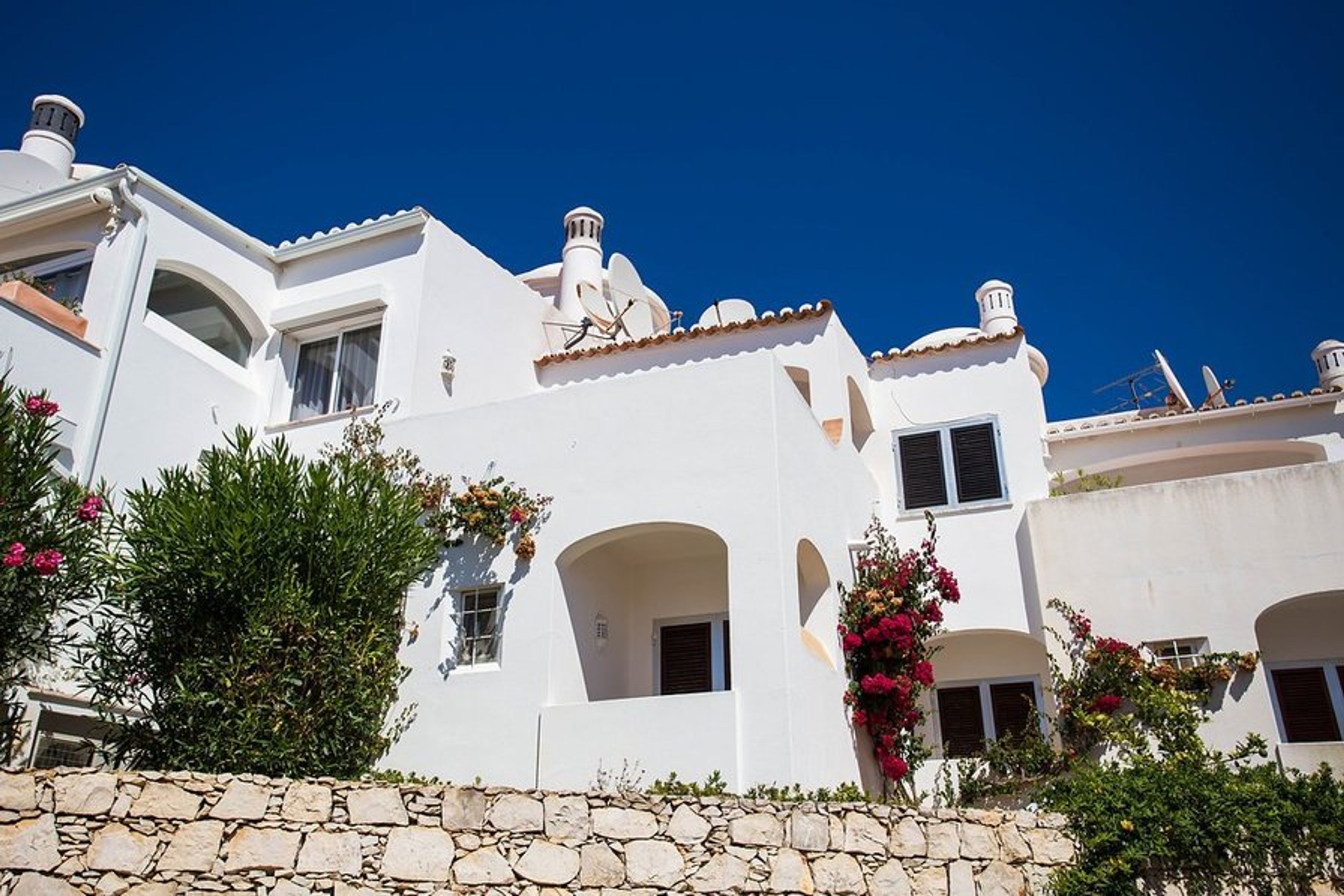 Colina Branca Townhouses situated just 5 mins walk to Carvoeiro