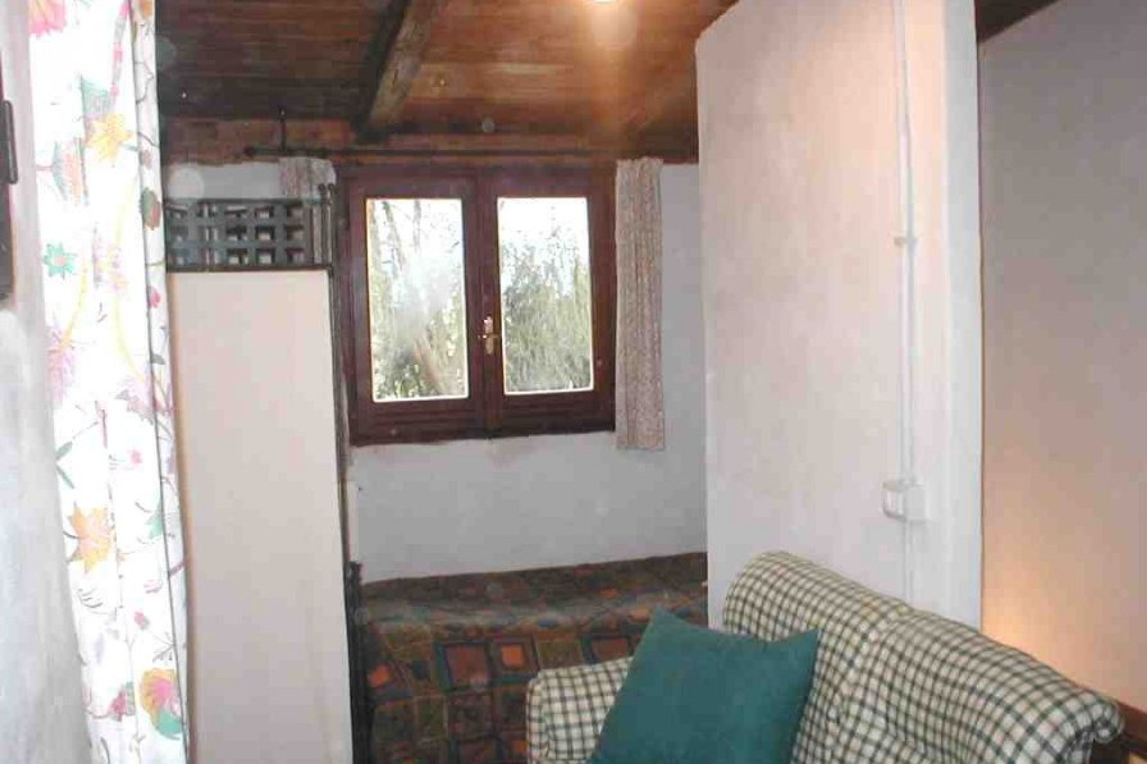 single bed in alcove on the loft upstairs
